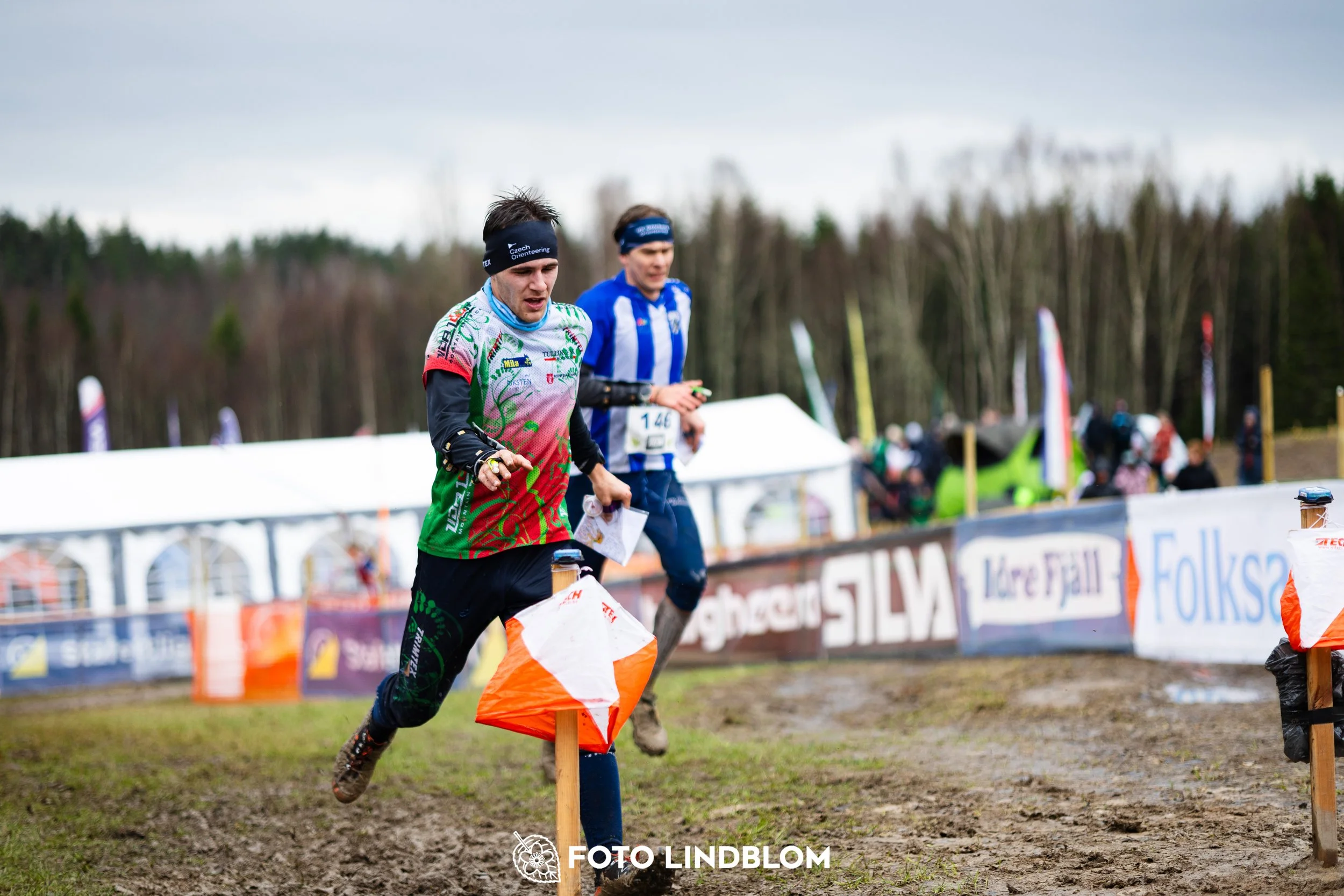 A moment from a middle distance orienteering race in Kolmården during the Swedish League 2026, captured by Foto Lindblom.