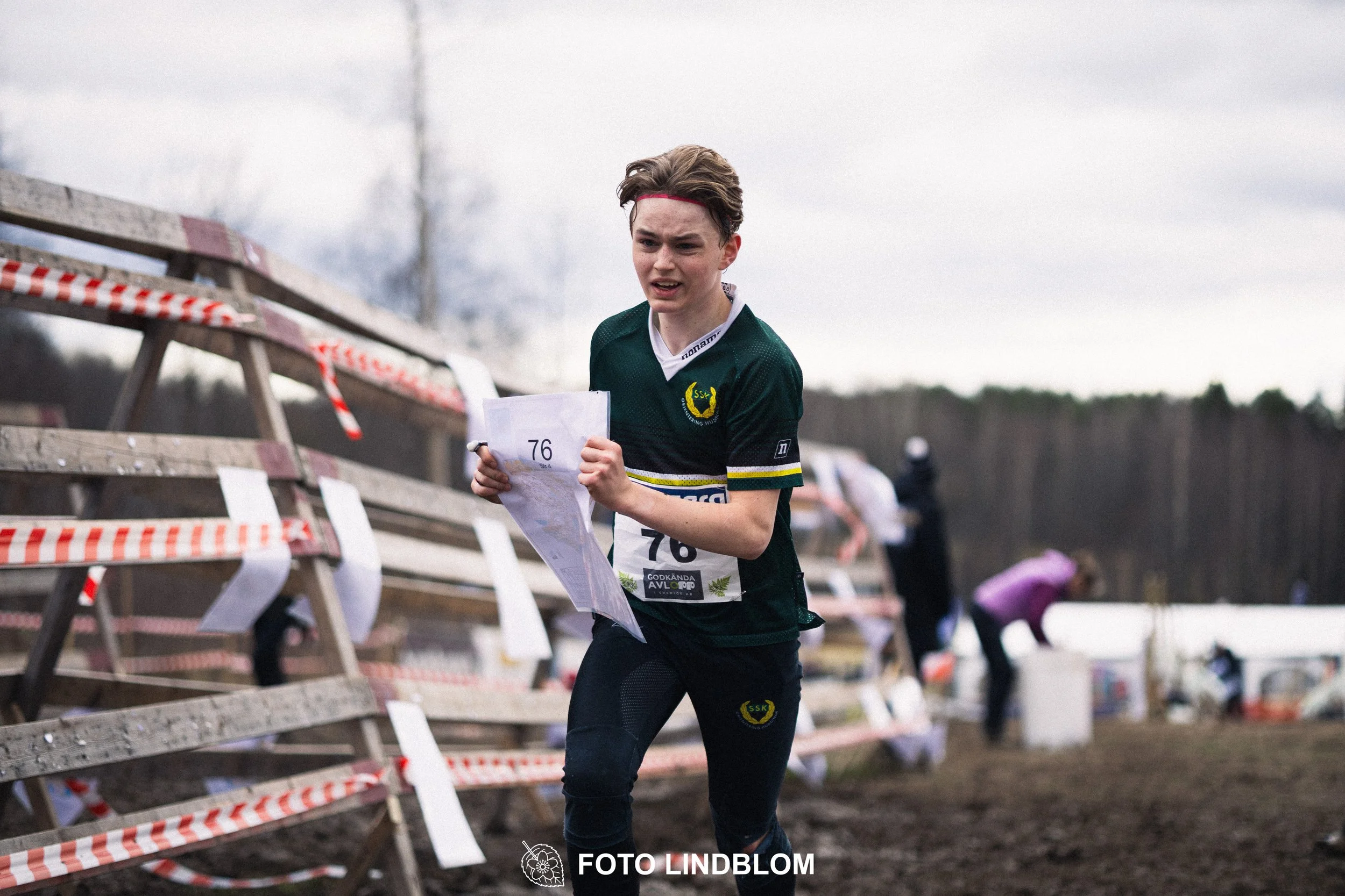 A photo from a relay race in Kolmården during the Swedish orienteering season 2026, captured by Foto Lindblom.