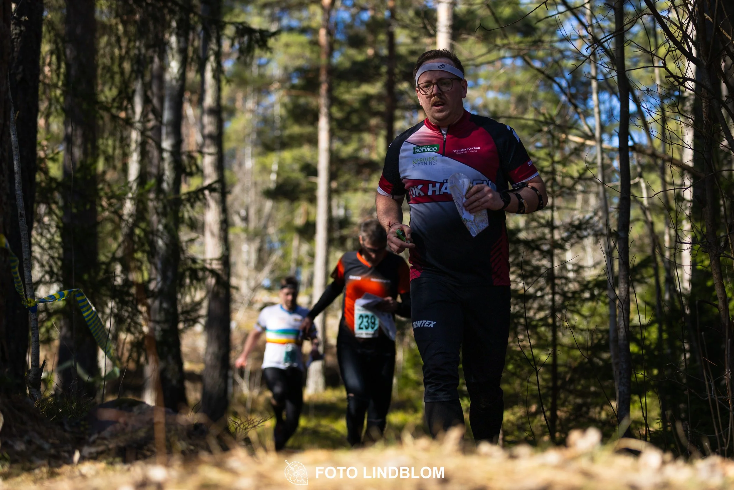 Team relay action at Måsenstafetten 2026, an orienteering competition in forest terrain, photographed by Foto Lindblom.