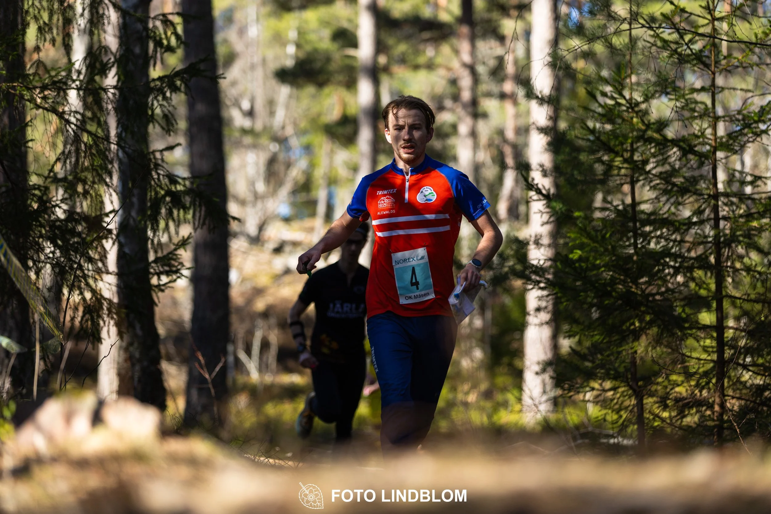 Orienteering relay race at Måsenstafetten 2026, featuring club teams navigating with map and compass, captured by Foto Lindblom.
