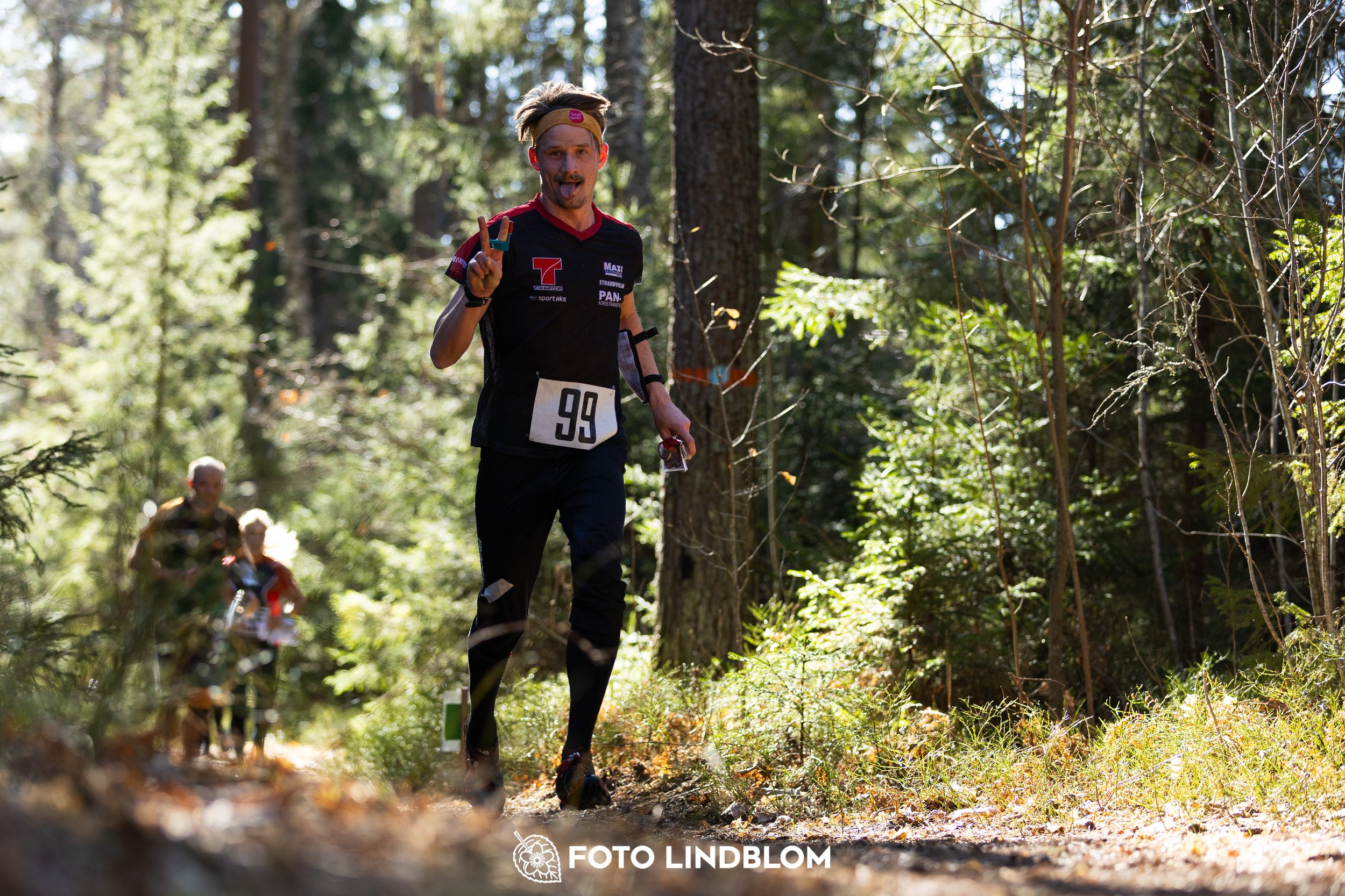 An image from Nyköpingsorienteringen 2026 featuring orienteers in a wooded landscape, shot by Foto Lindblom.