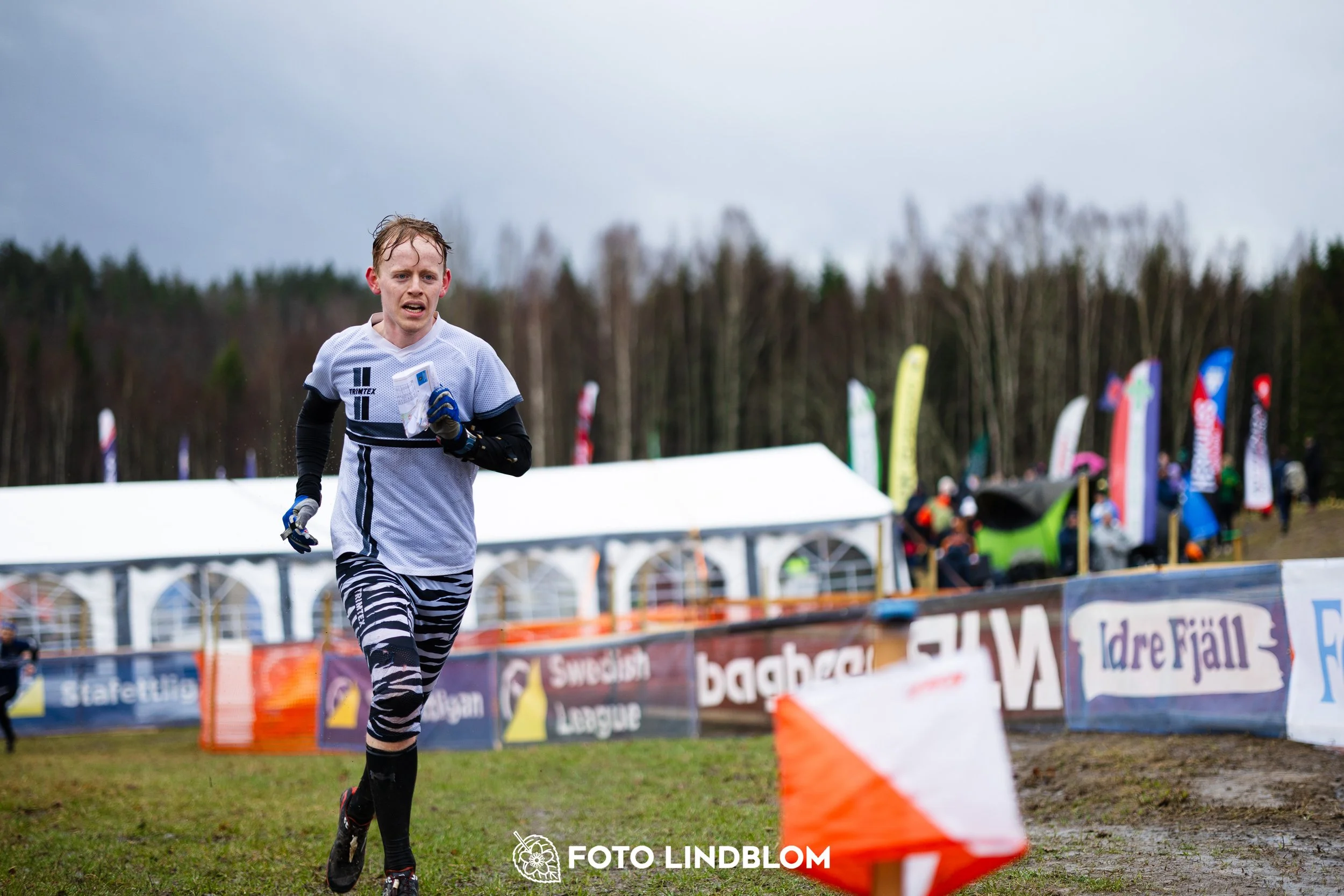 A moment from a middle distance orienteering race in Kolmården during the Swedish League 2026, captured by Foto Lindblom.