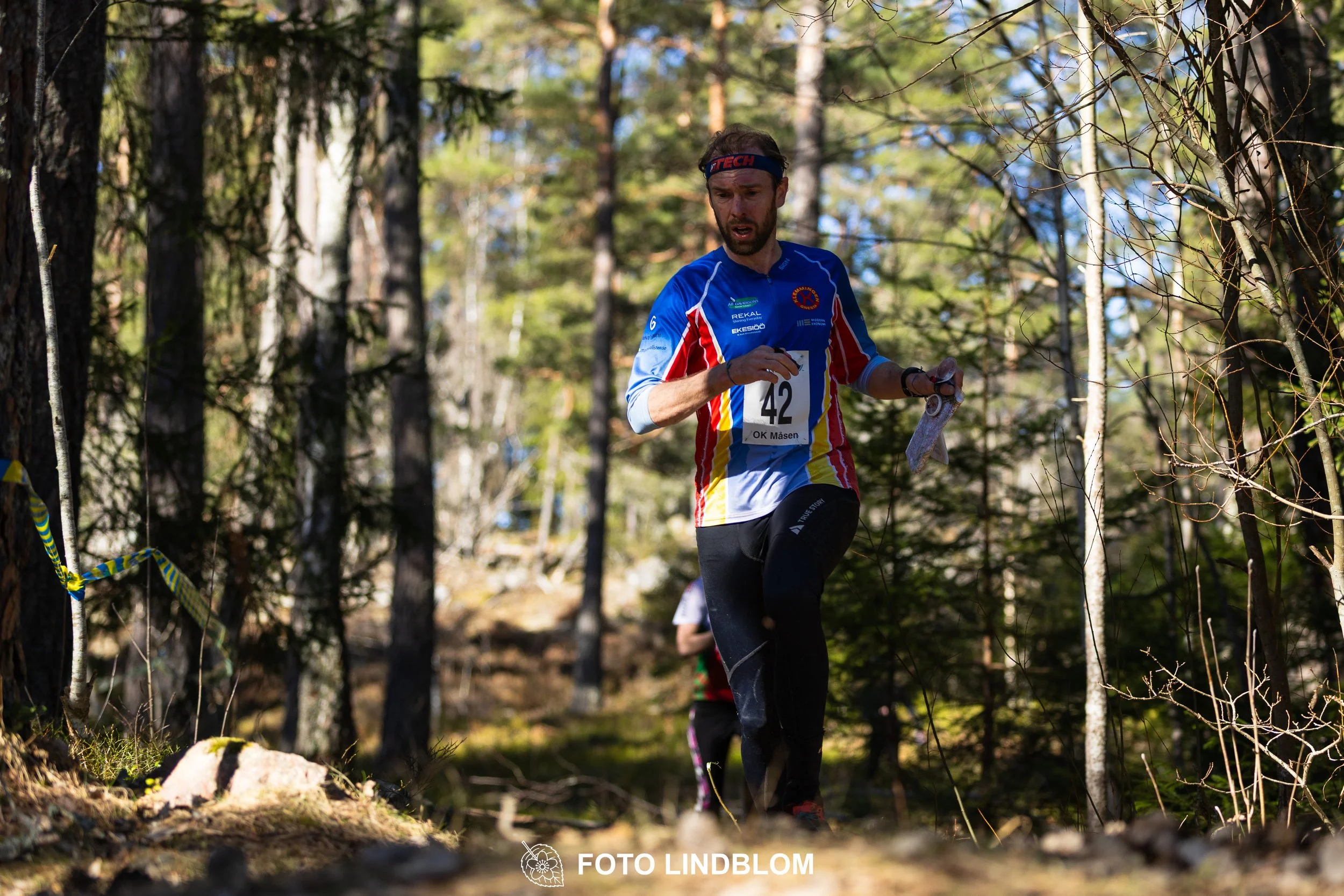 Team relay action at Måsenstafetten 2026, an orienteering competition in forest terrain, photographed by Foto Lindblom.