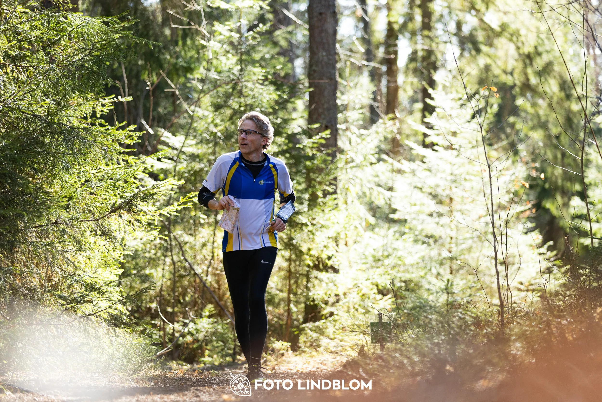 Photo of participants during the 2026 Nyköpingsorienteringen event in Sweden, taken in forest terrain by Foto Lindblom.