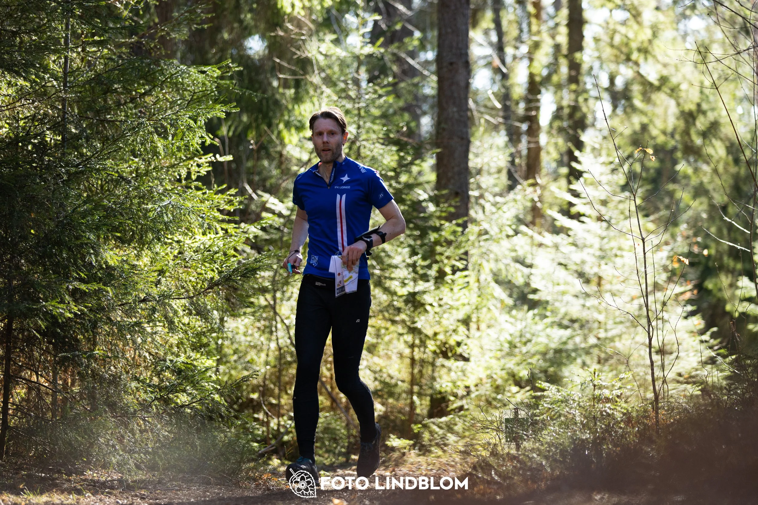 This picture shows competitors during Nyköpingsorienteringen 2026 navigating through forest terrain, photographed by Foto Lindblom.