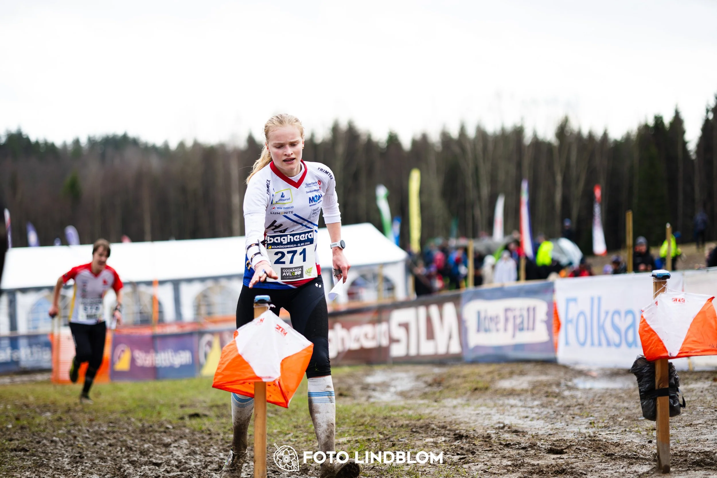 A photo from a Swedish orienteering league race in Kolmården during spring 2026, captured by Foto Lindblom.