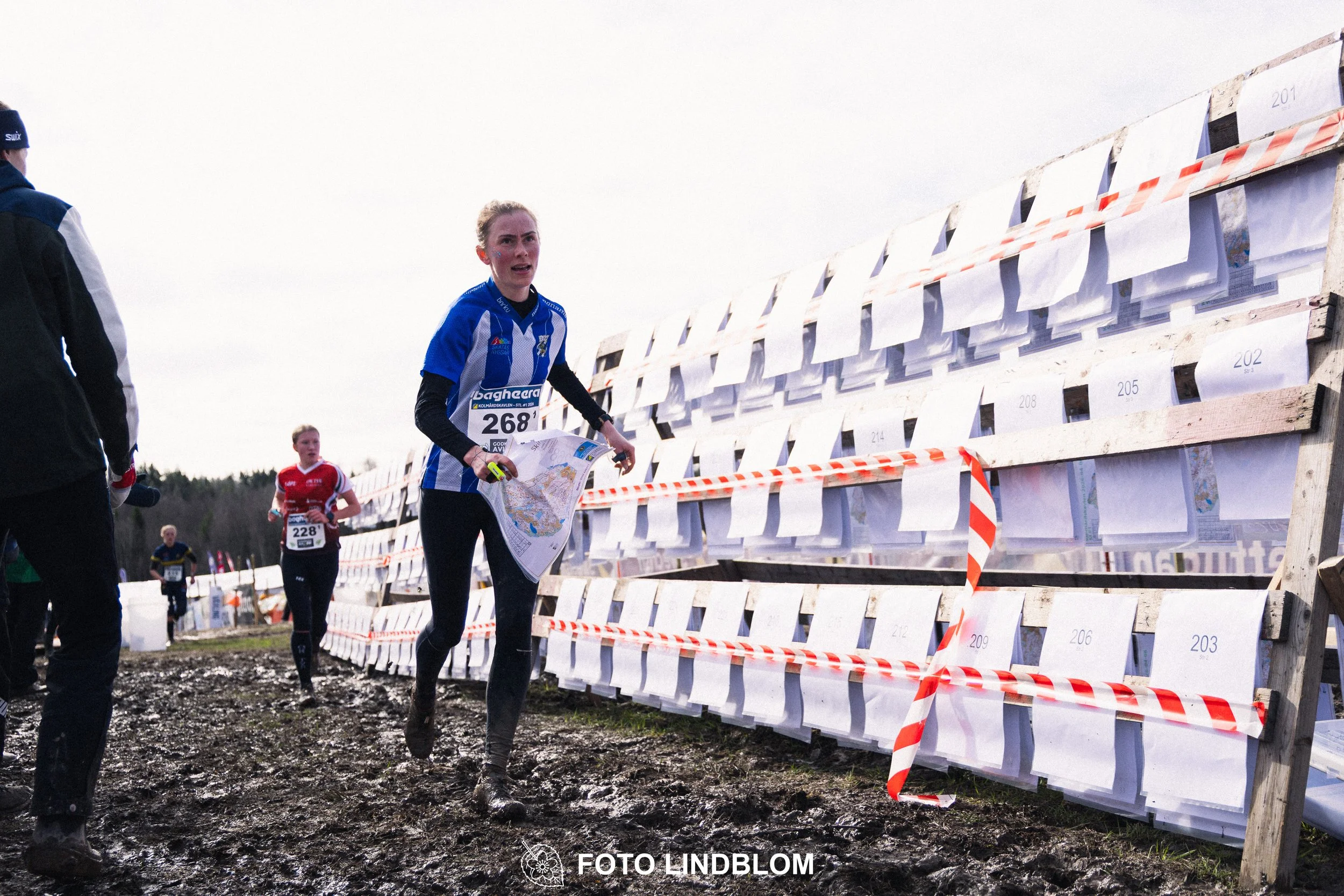 A photo from a relay race in Kolmården during the Swedish orienteering season 2026, captured by Foto Lindblom.