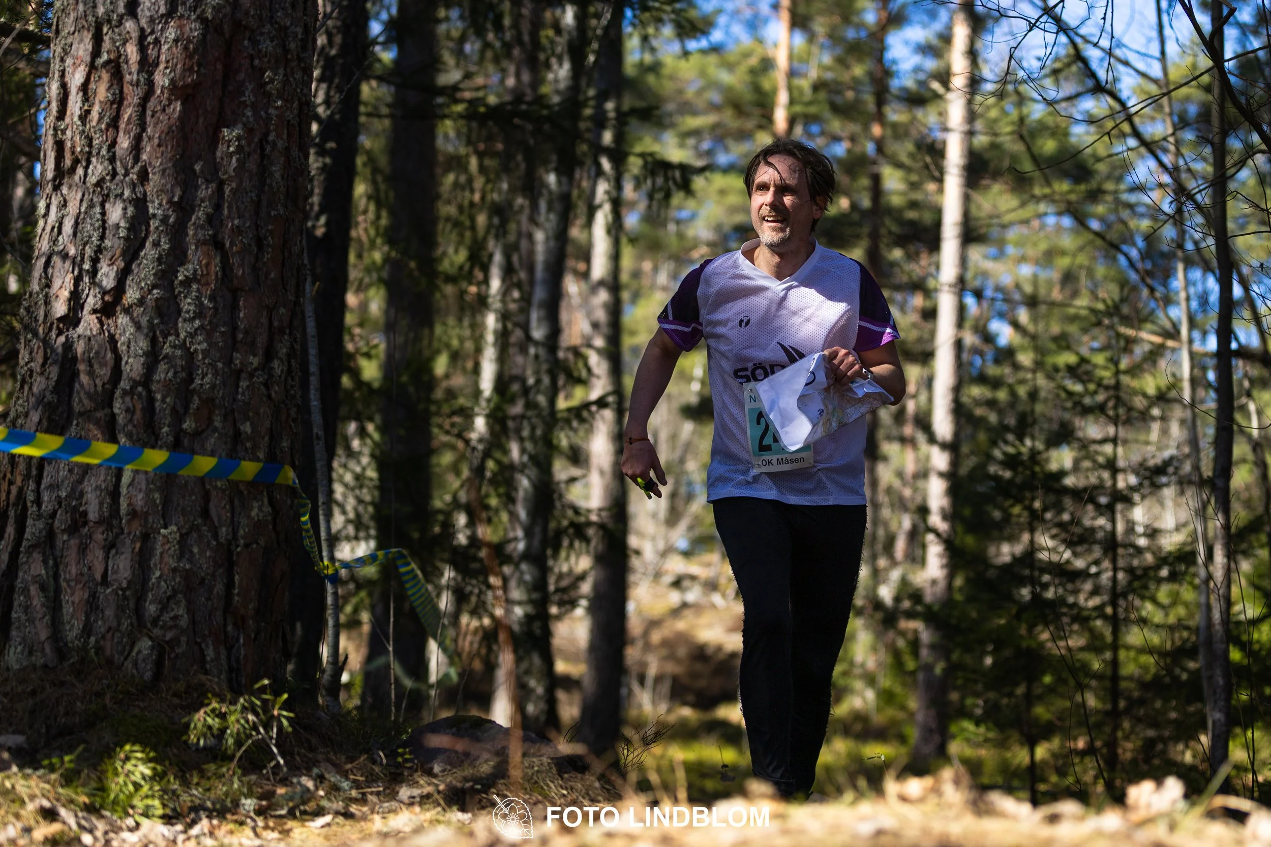 Forest relay orienteering at Måsenstafetten 2026, with teams competing in an endurance event, documented by Foto Lindblom.