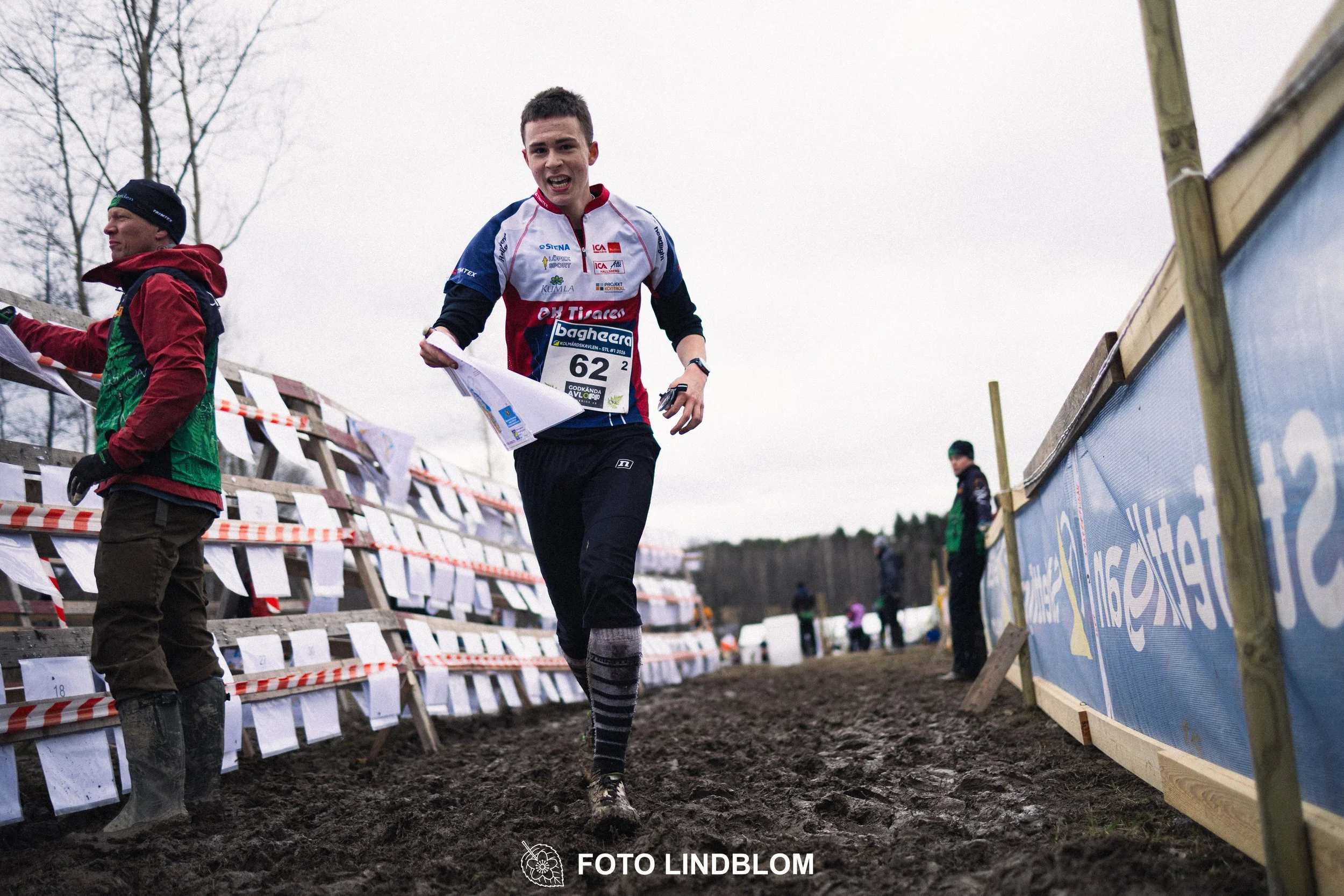 A photo from a relay orienteering competition in Kolmården during the 2026 Stafettligan season, captured by Foto Lindblom.