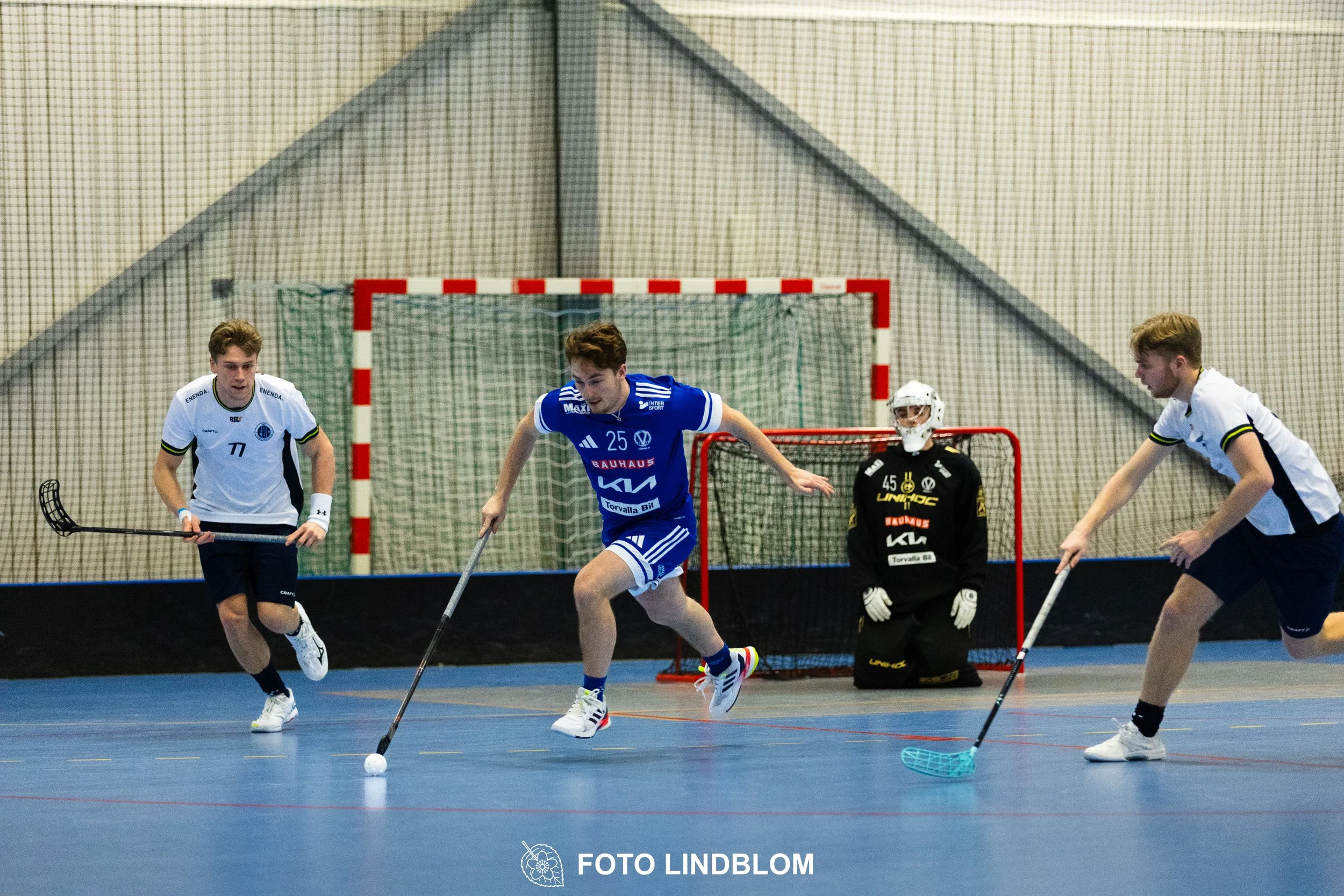 Images of people playing floorball wearing Värmdö IF and FBC Sollentuna team gear. 