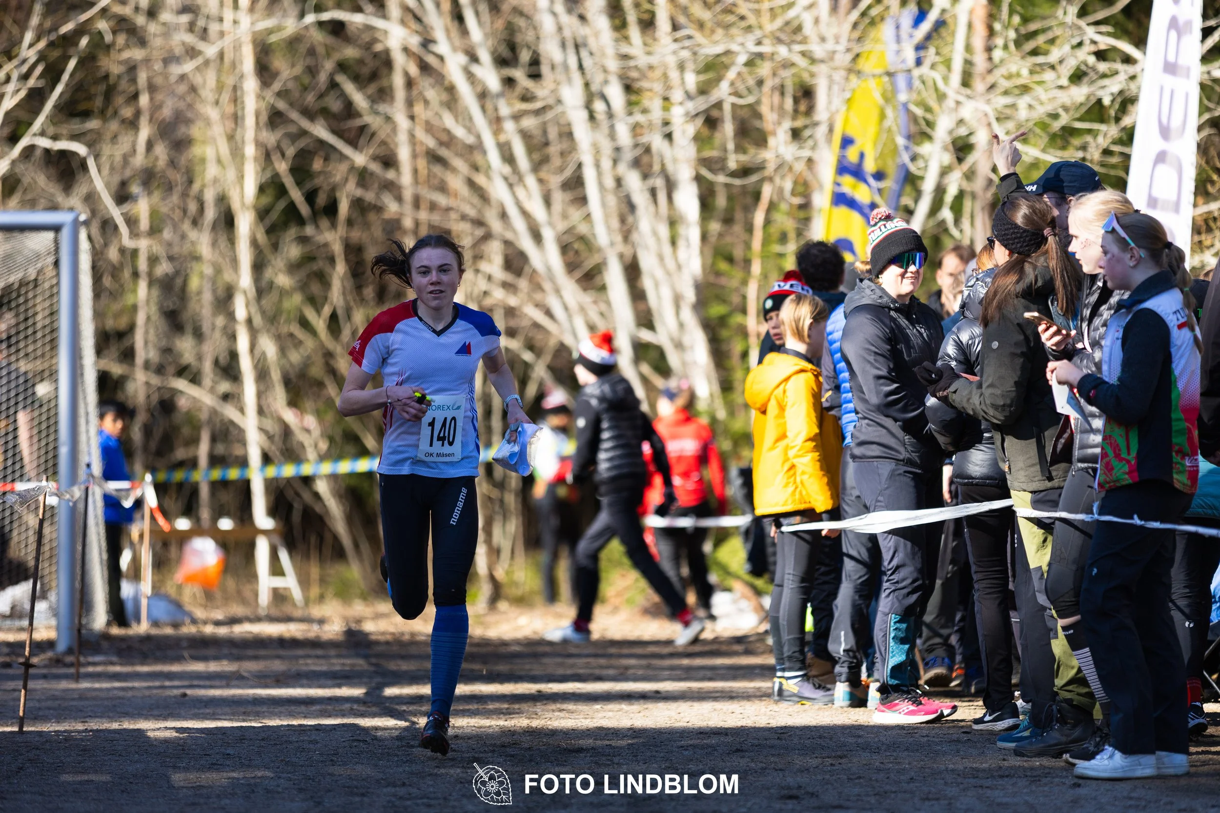 A relay-stage photo from Måsenstafetten 2026, featuring team-based orienteering competition, showing Freja Hjerne, taken by Foto Lindblom.