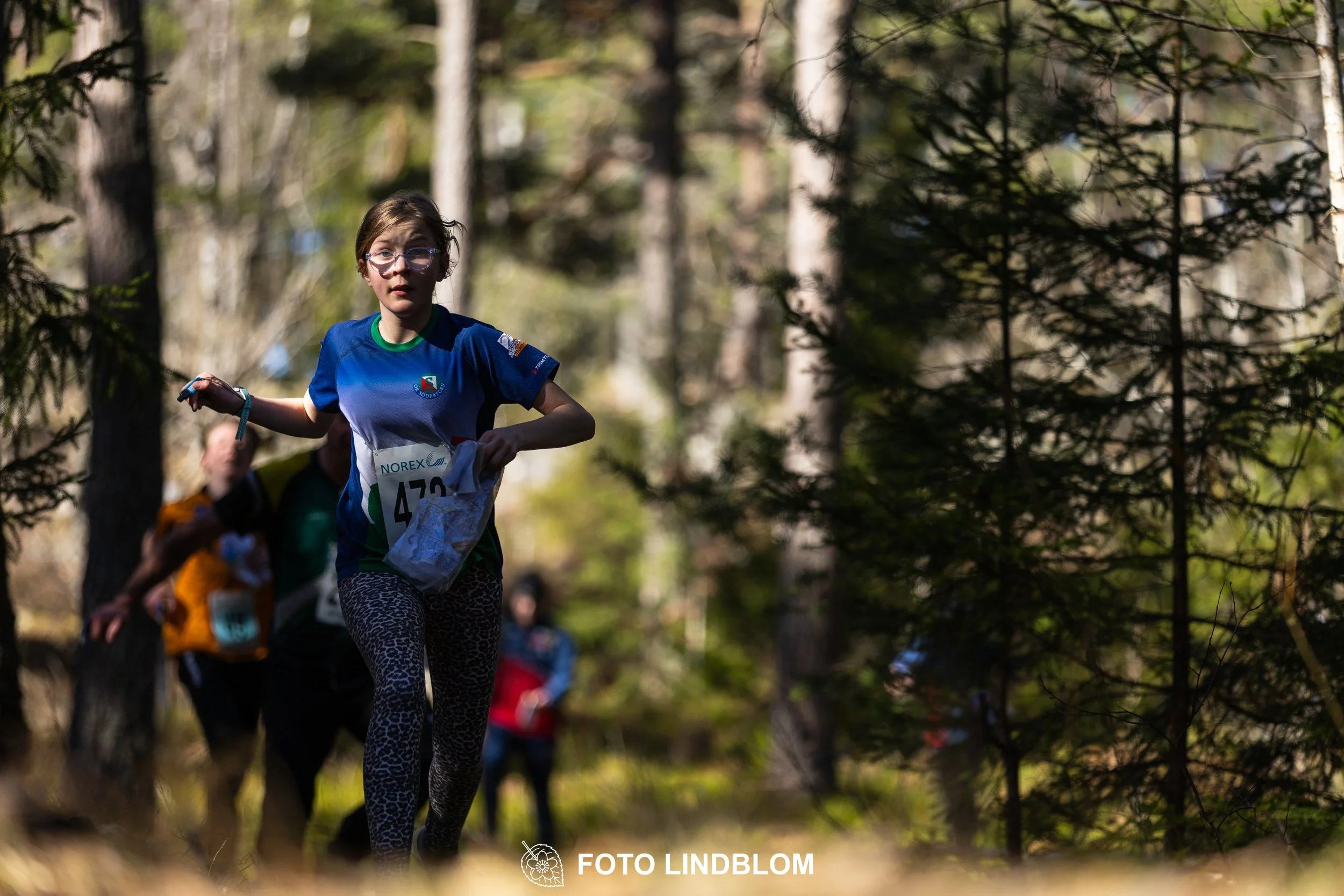 Orienteering relay race at Måsenstafetten 2026, featuring club teams navigating with map and compass, captured by Foto Lindblom.