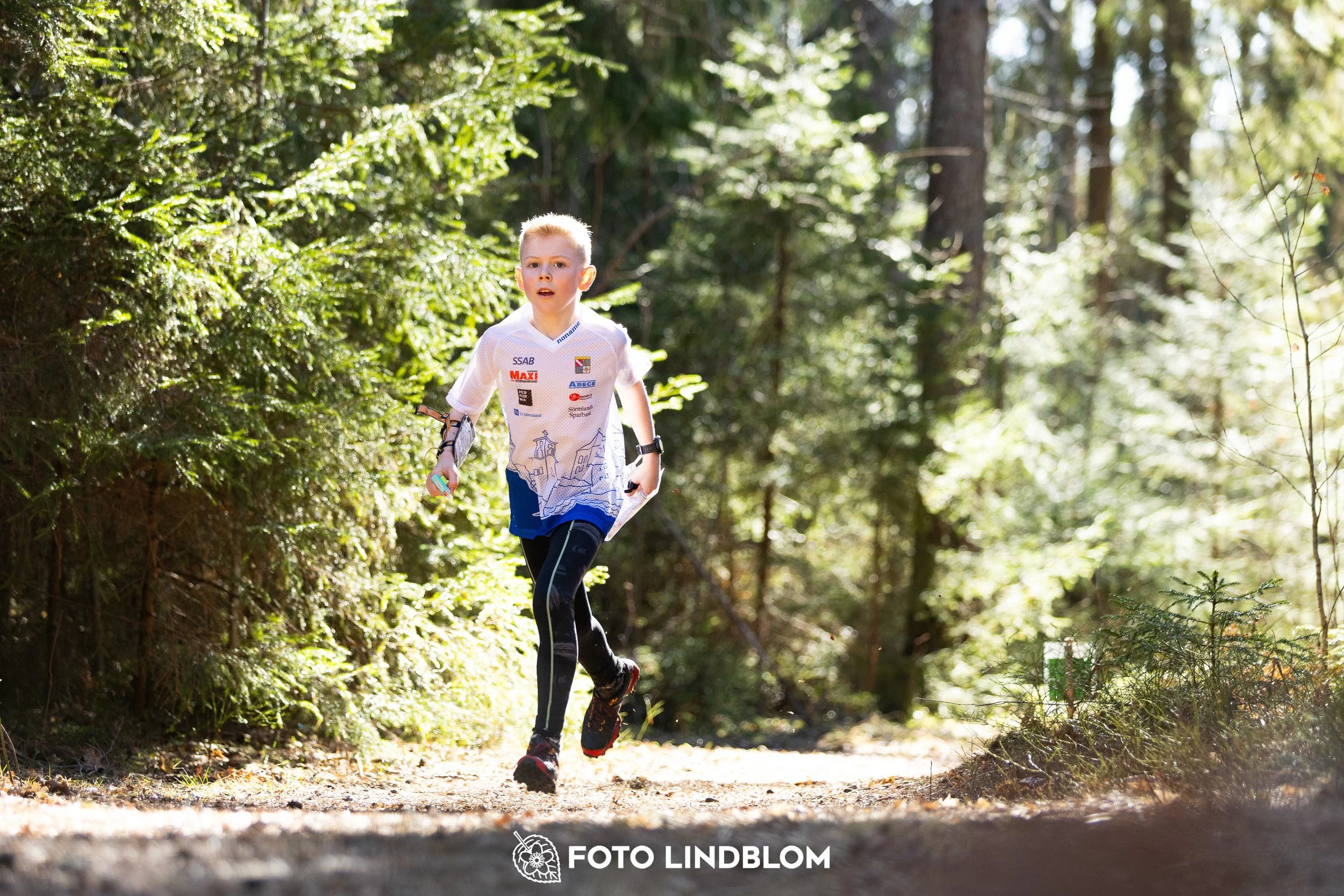 A photo from the 2026 Nyköpingsorienteringen orienteering event in a Swedish forest, captured by Foto Lindblom.