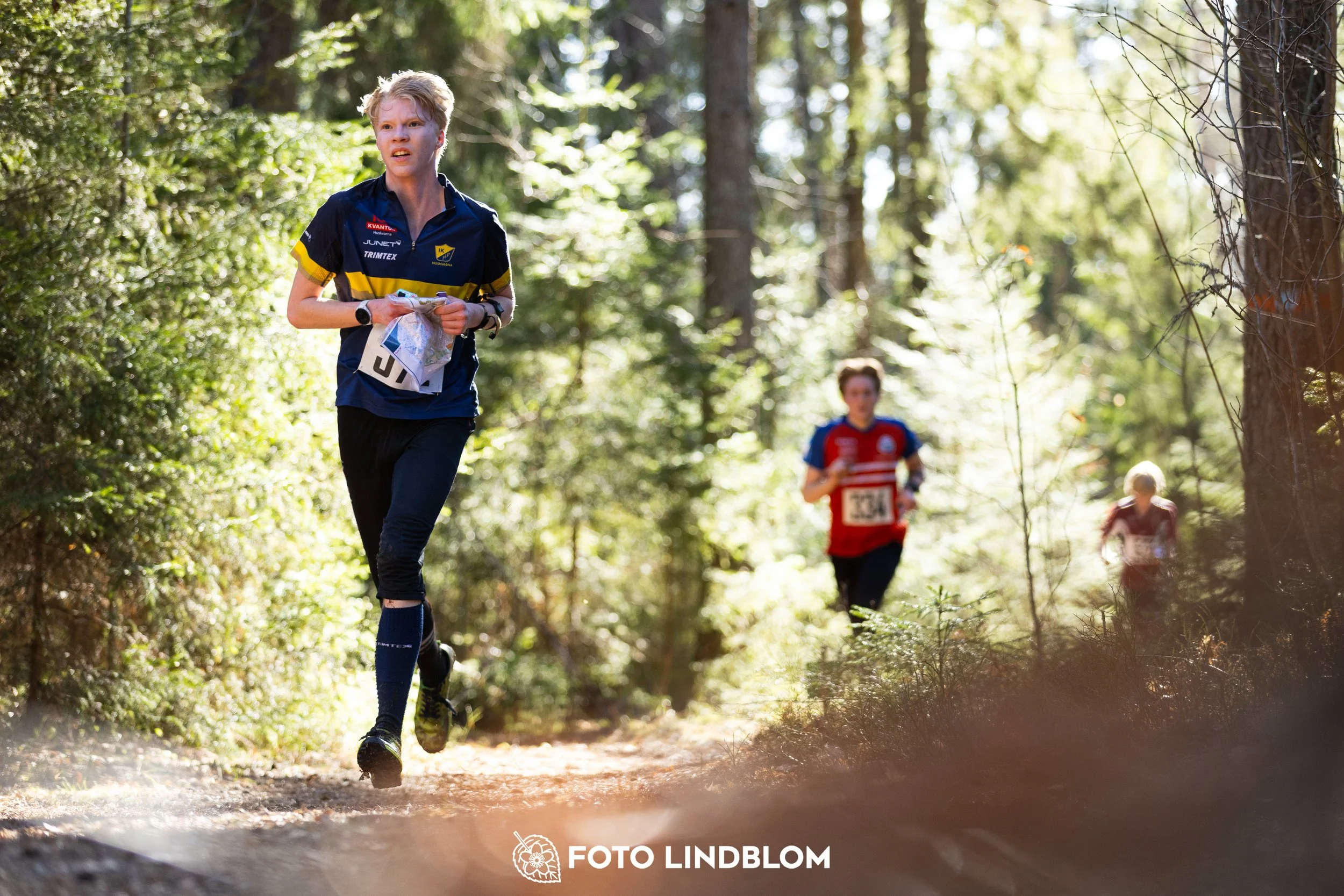 Orienteering competition scene from Nyköpingsorienteringen 2026 in Sweden’s natural forest environment, captured by Foto Lindblom.