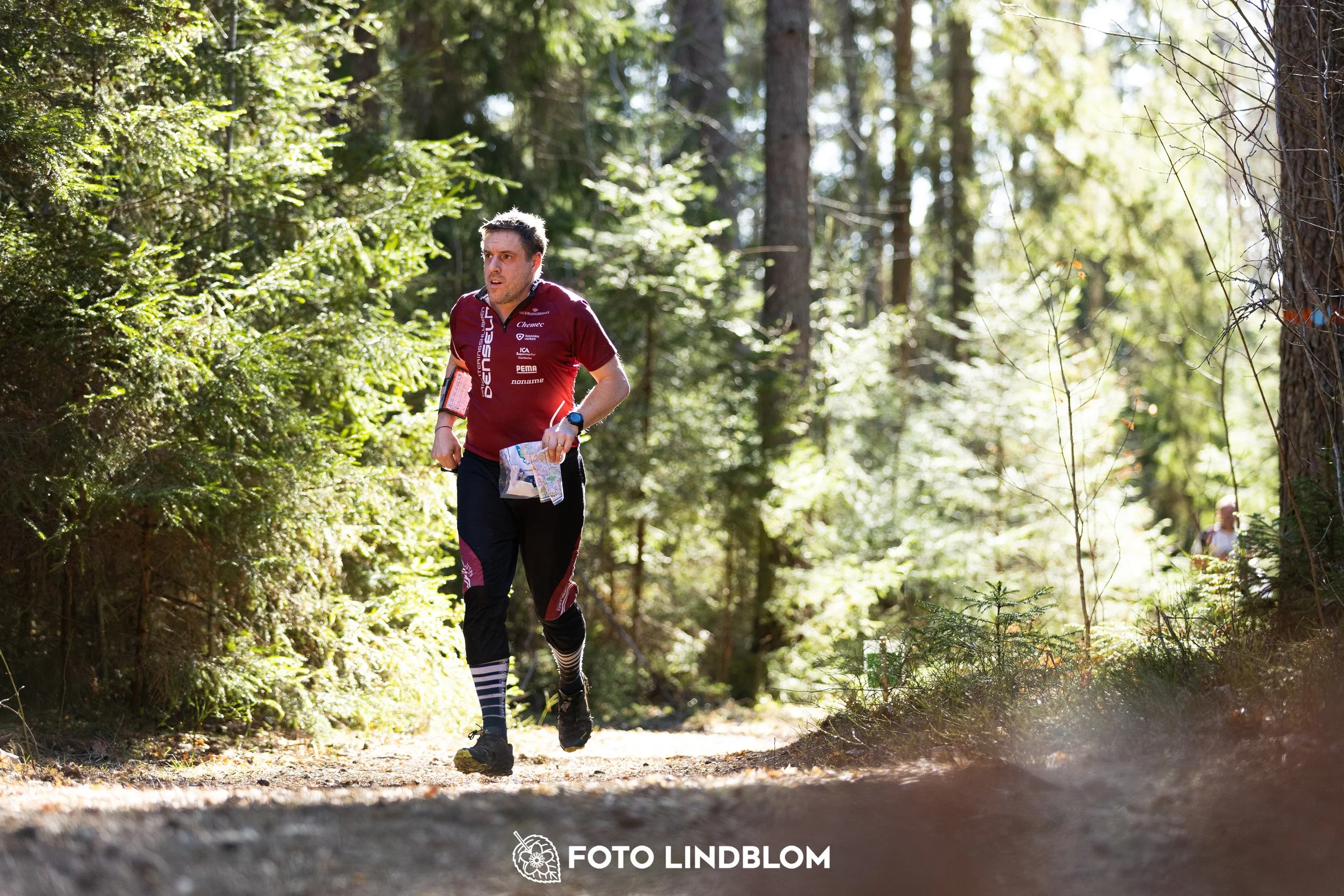 Forest orienteering action at Nyköpingsorienteringen 2026, documented in this photo by Foto Lindblom.