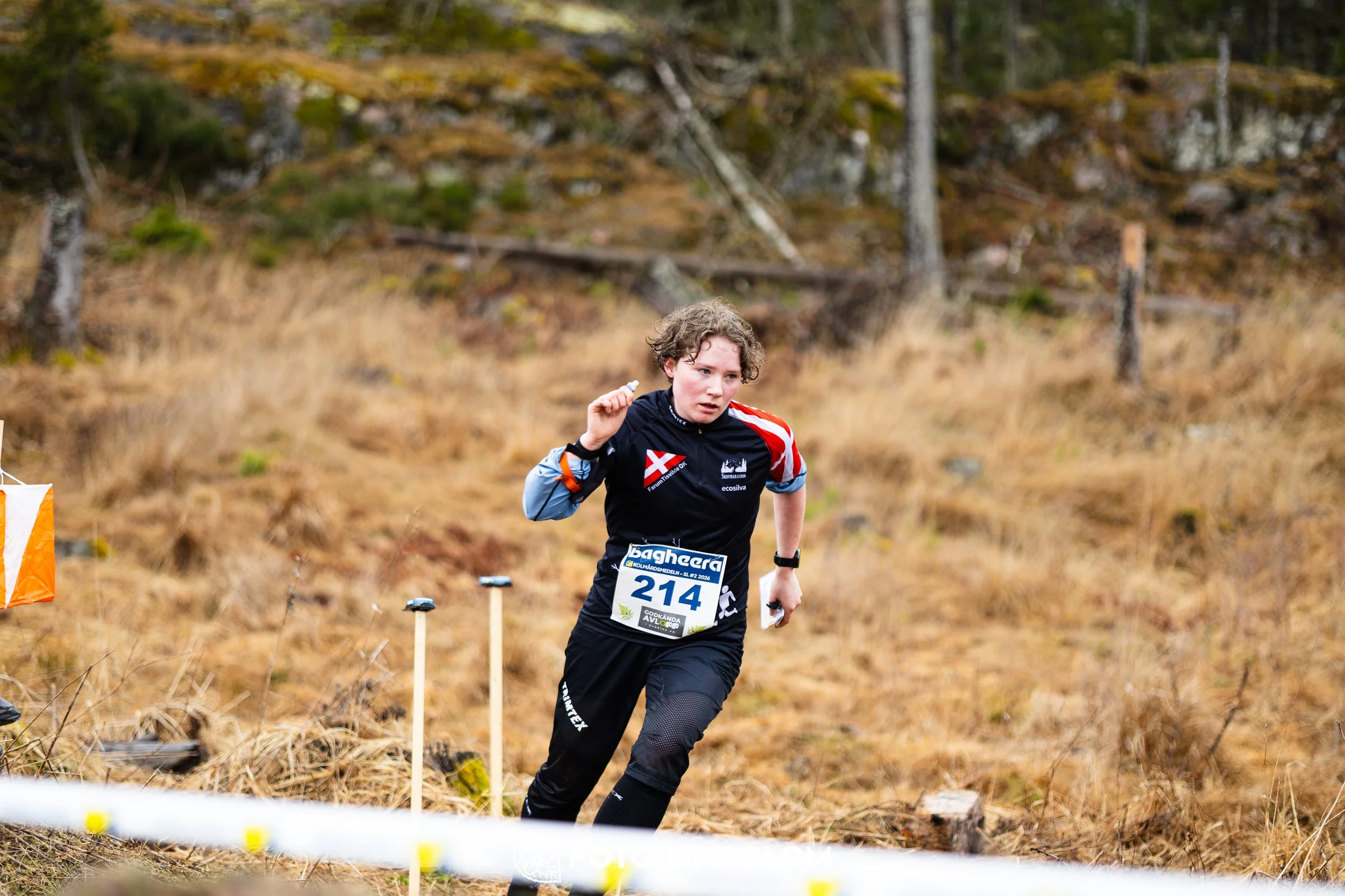 A moment from the 2026 Swedish League middle distance orienteering event in Kolmården, captured by Foto Lindblom.