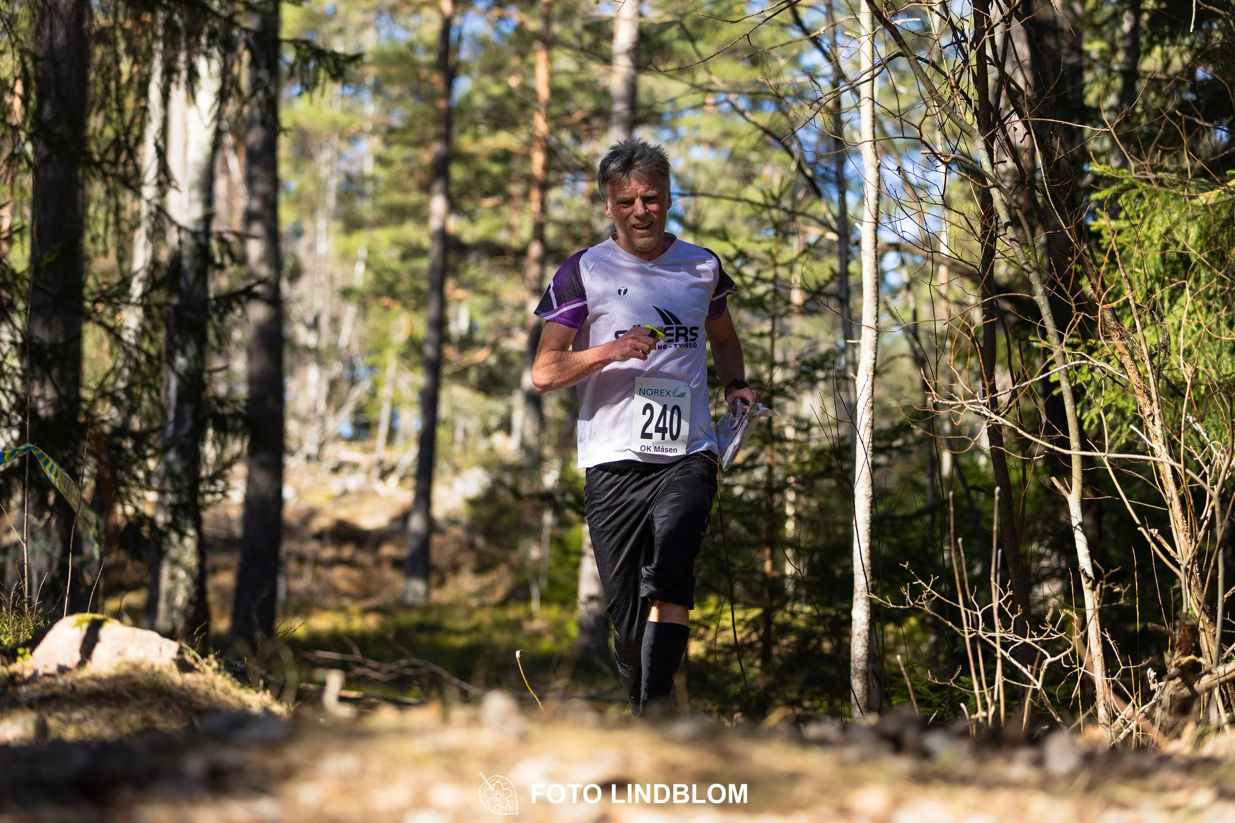 Team relay action at Måsenstafetten 2026, an orienteering competition in forest terrain, photographed by Foto Lindblom.