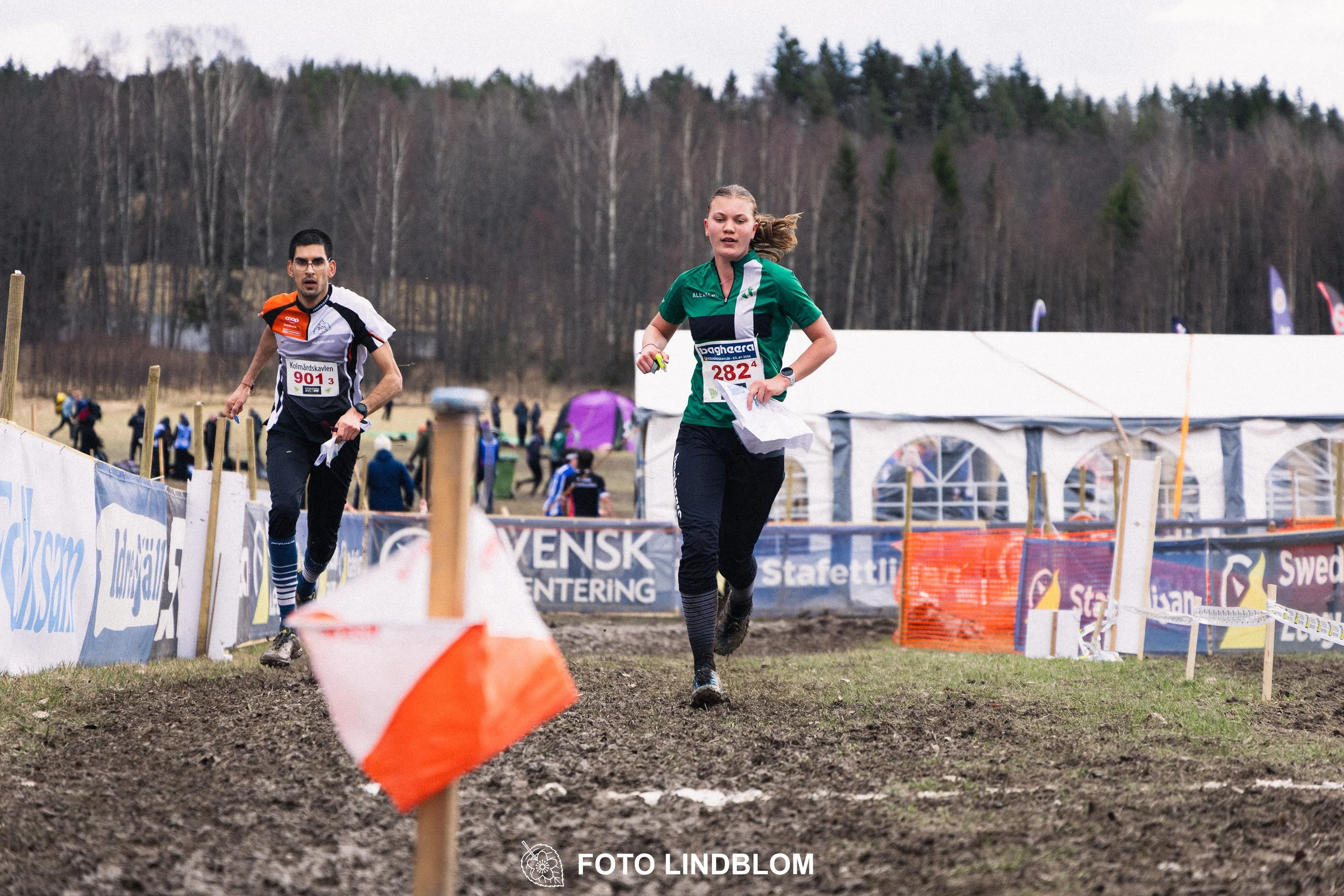 A moment from Kolmårdskavlen, part of the Swedish relay league 2026, captured by Foto Lindblom.