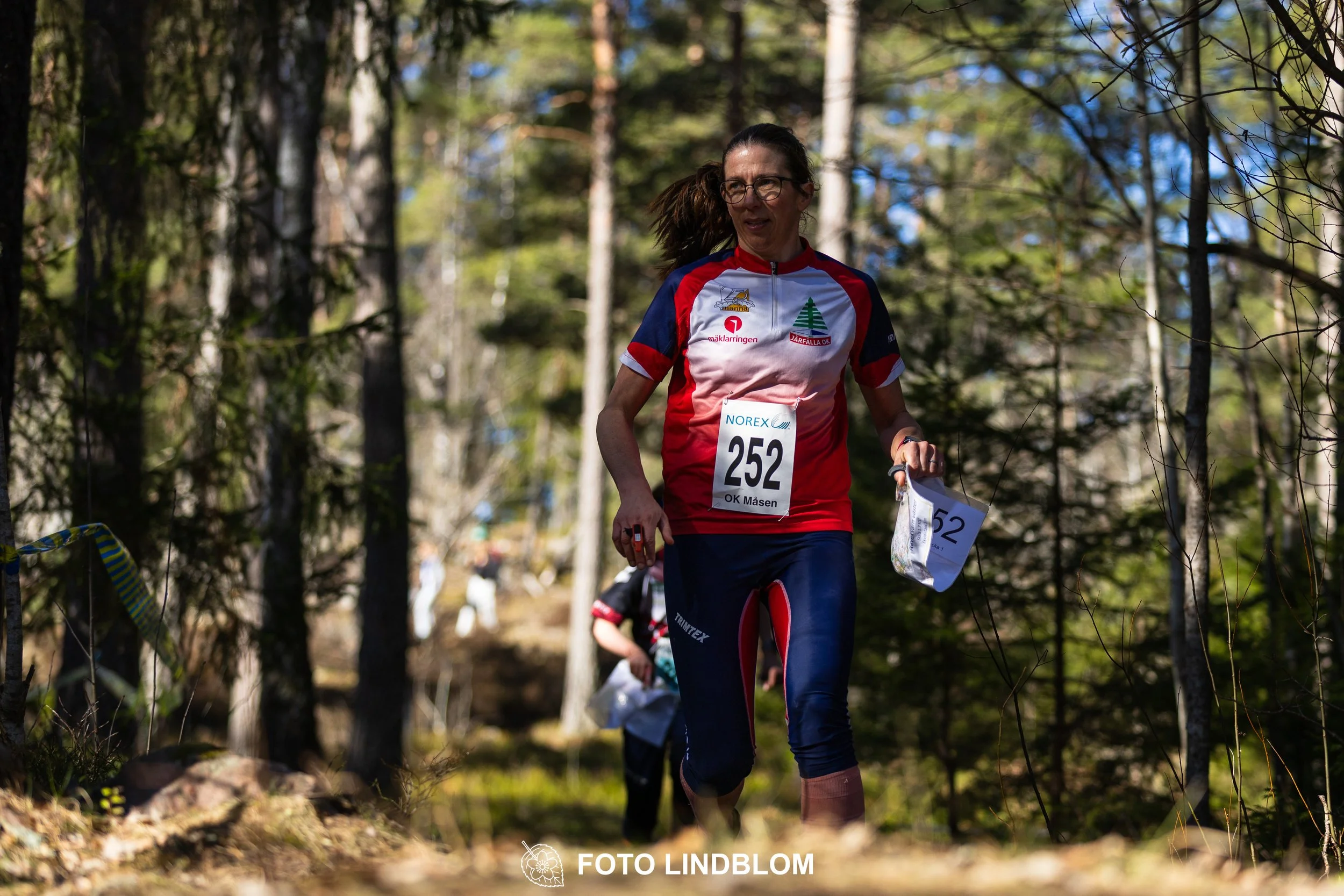 Forest relay orienteering at Måsenstafetten 2026, with teams competing in an endurance event, documented by Foto Lindblom.