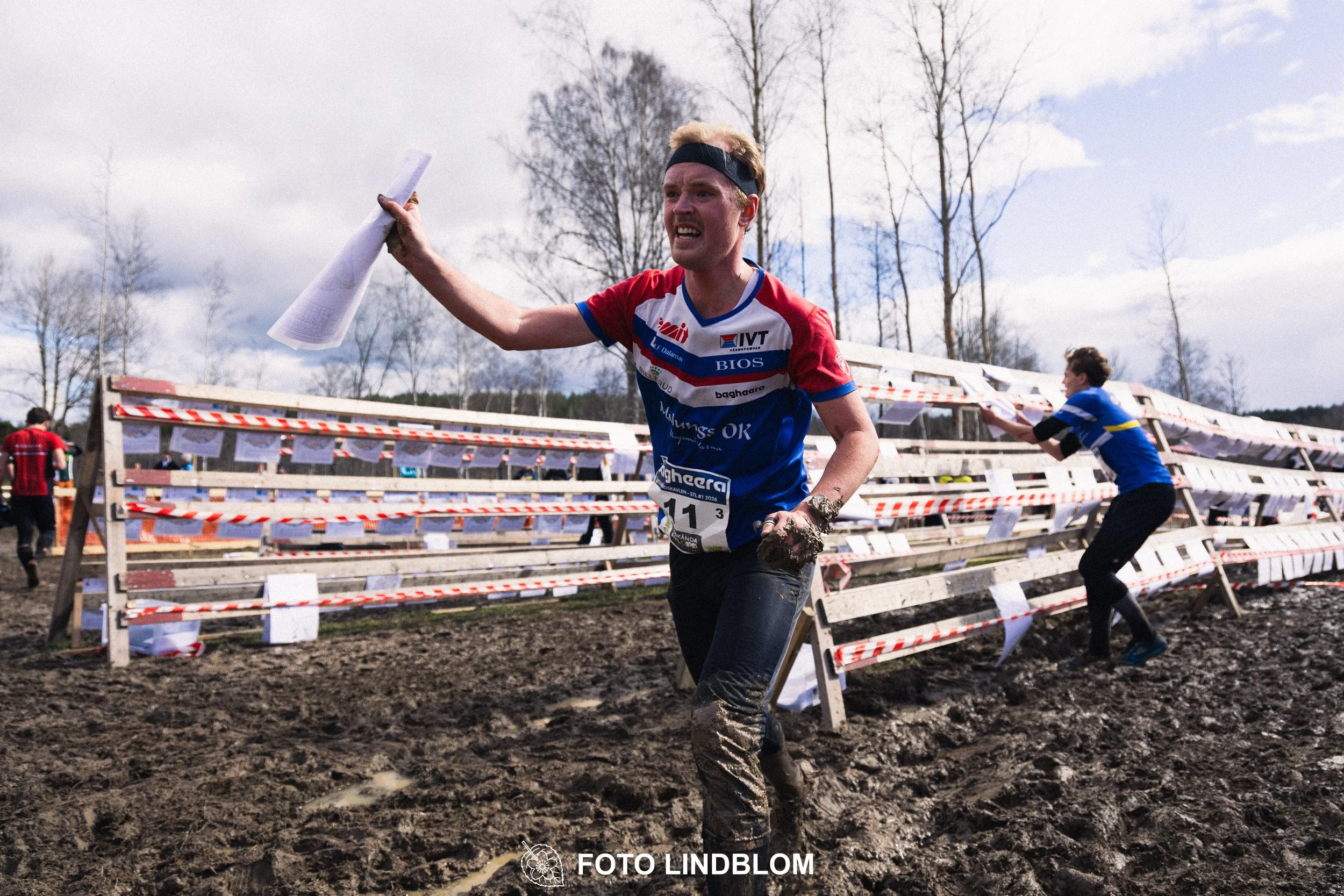 A photo from a relay race in Kolmården during the Swedish orienteering season 2026, captured by Foto Lindblom.