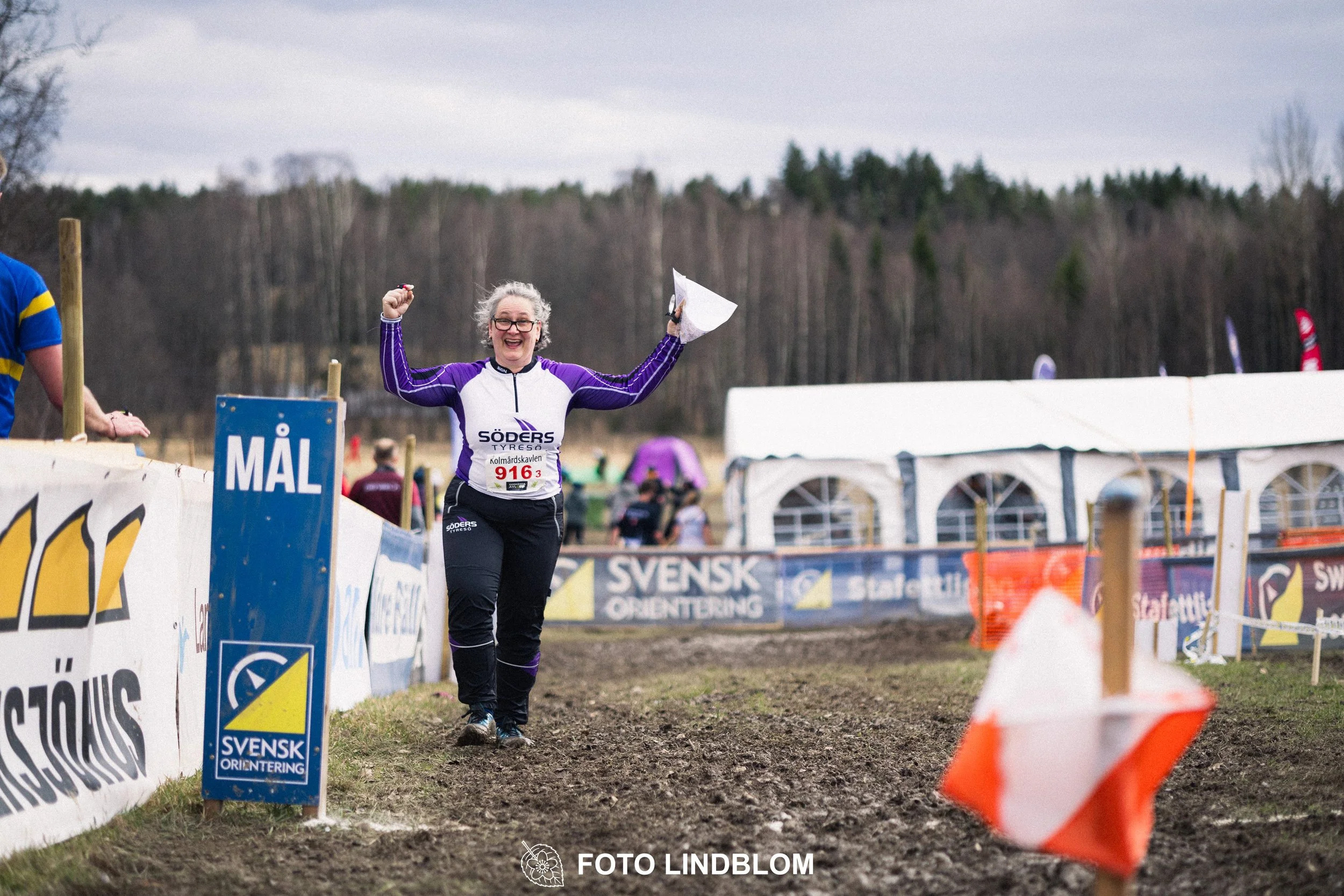A photo from a relay orienteering competition in Kolmården during the 2026 Stafettligan season, captured by Foto Lindblom.