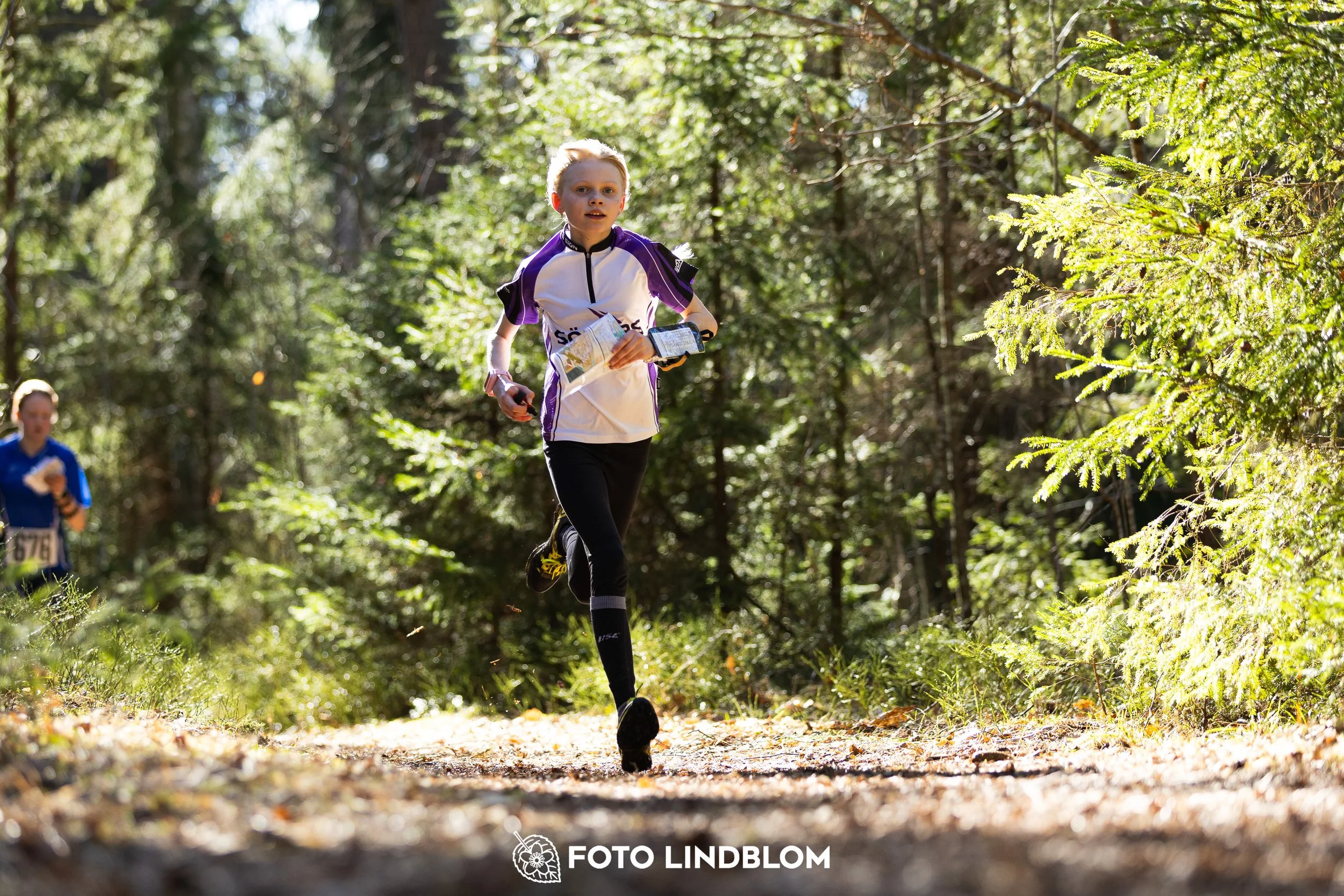 Photo of participants during the 2026 Nyköpingsorienteringen event in Sweden, taken in forest terrain by Foto Lindblom.