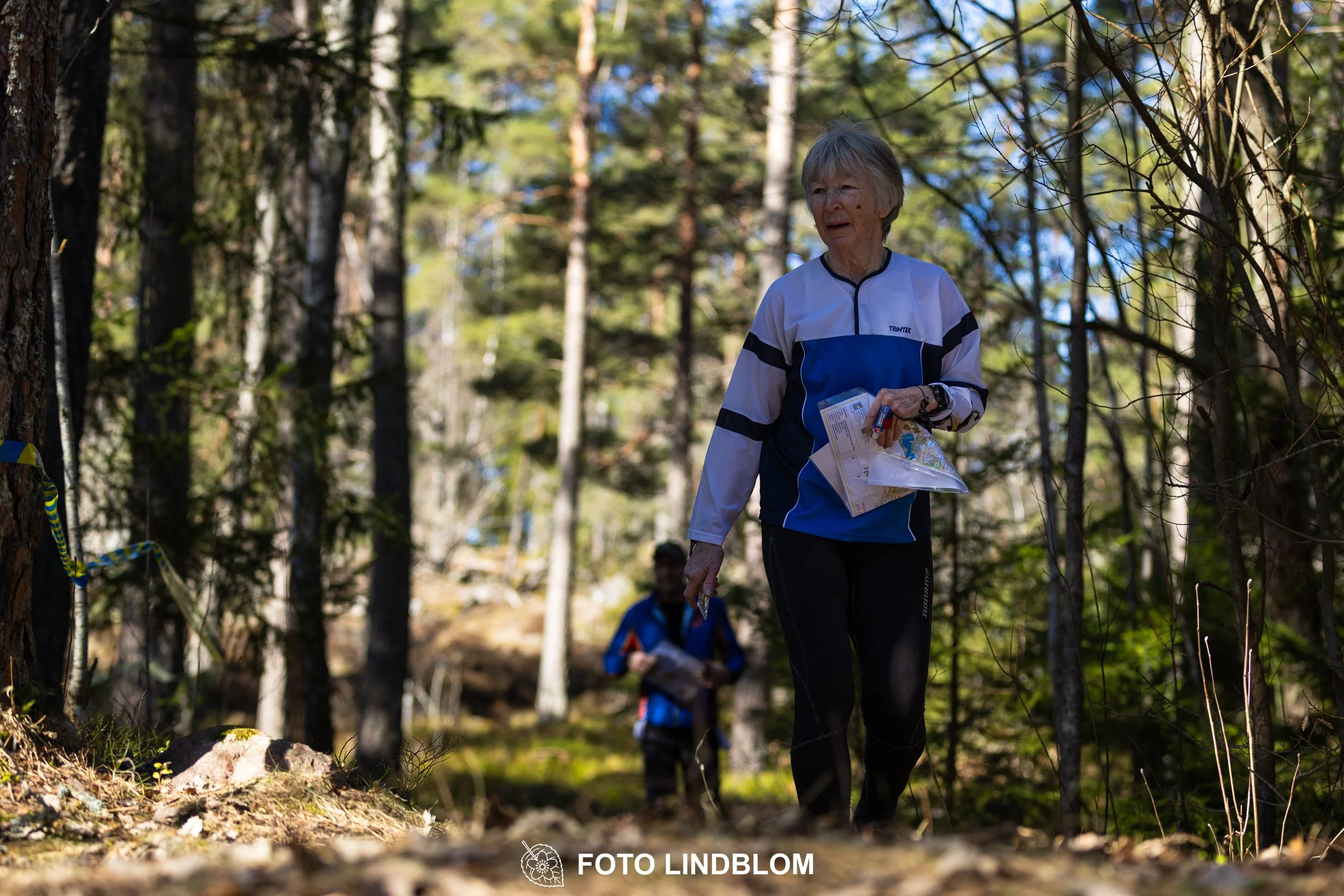Image from Måsenstafetten 2026 showing orienteering relay teams competing in Swedish forest terrain, taken by Foto Lindblom.