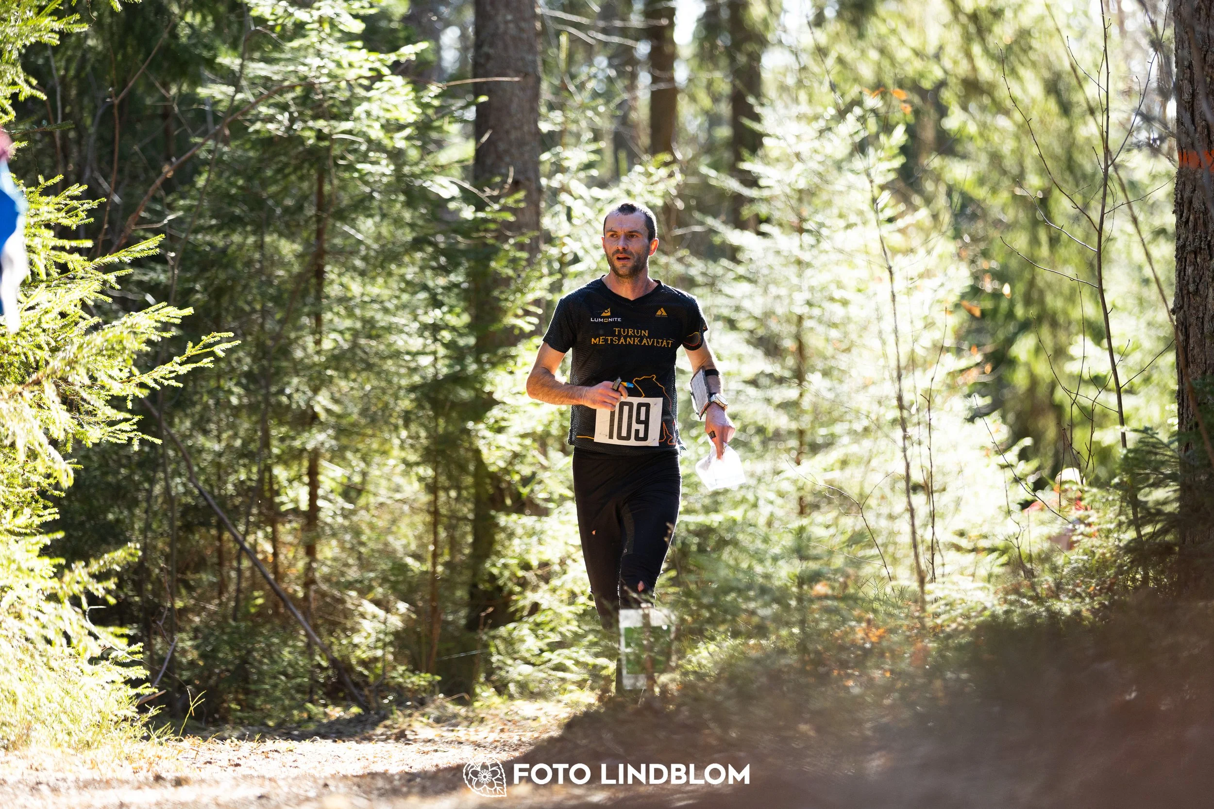 This picture shows competitors during Nyköpingsorienteringen 2026 navigating through forest terrain, photographed by Foto Lindblom.