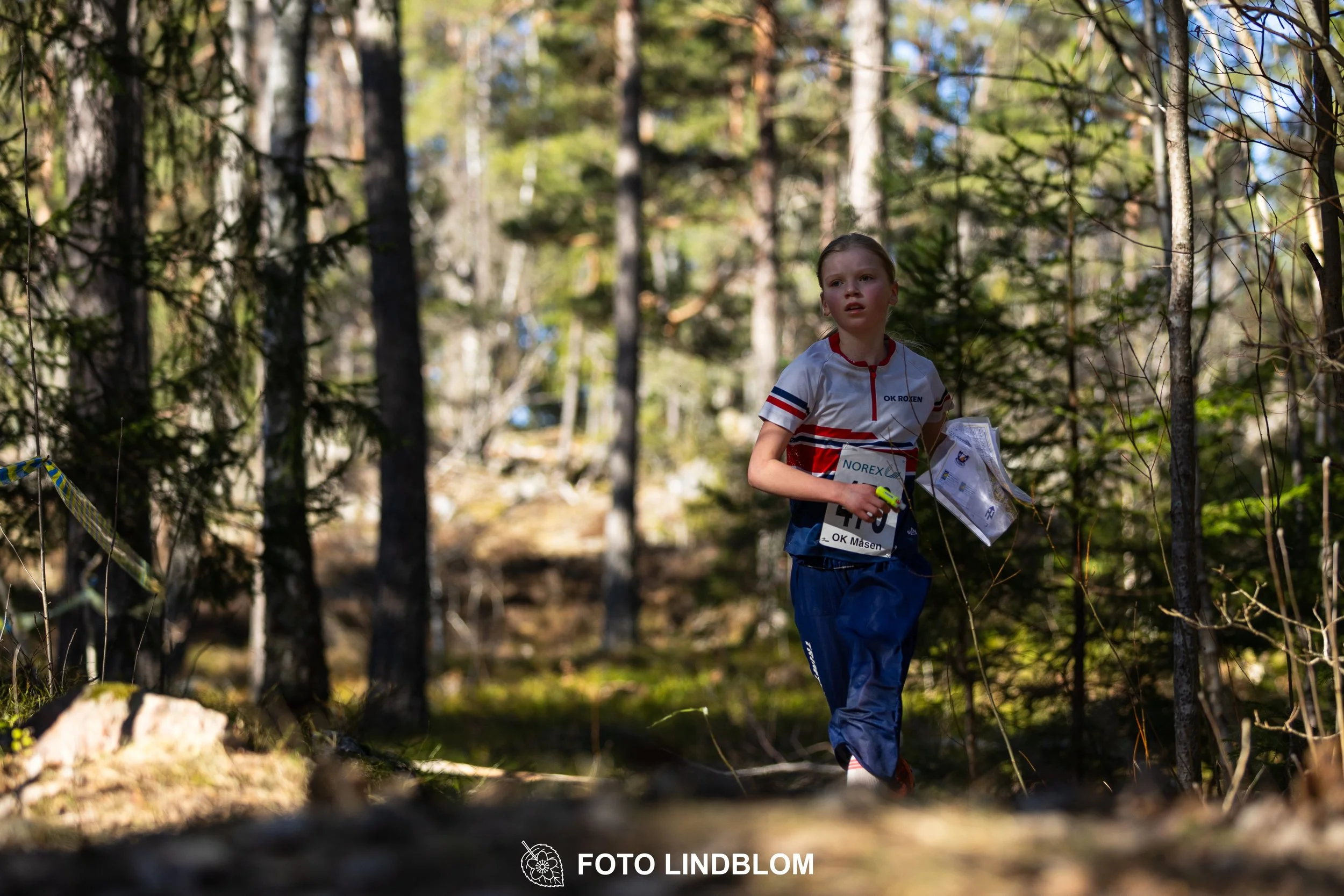 Orienteering relay race at Måsenstafetten 2026, featuring club teams navigating with map and compass, captured by Foto Lindblom.