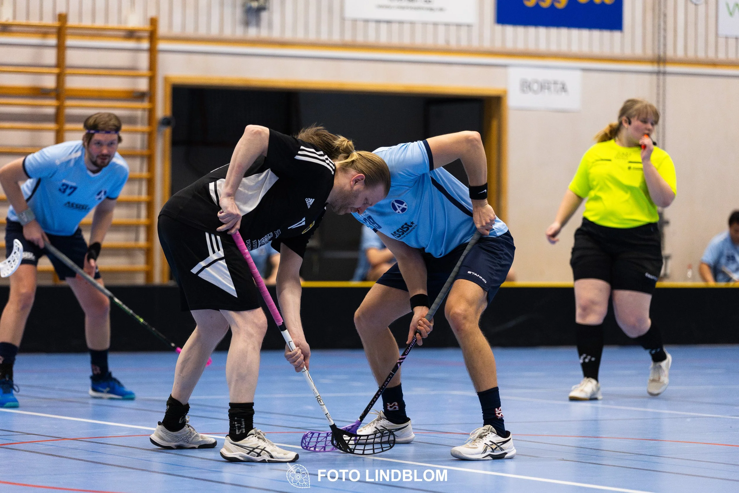 A picture of men playing floorball in Ingarö IF and Älvsjö AIK IBF team gear