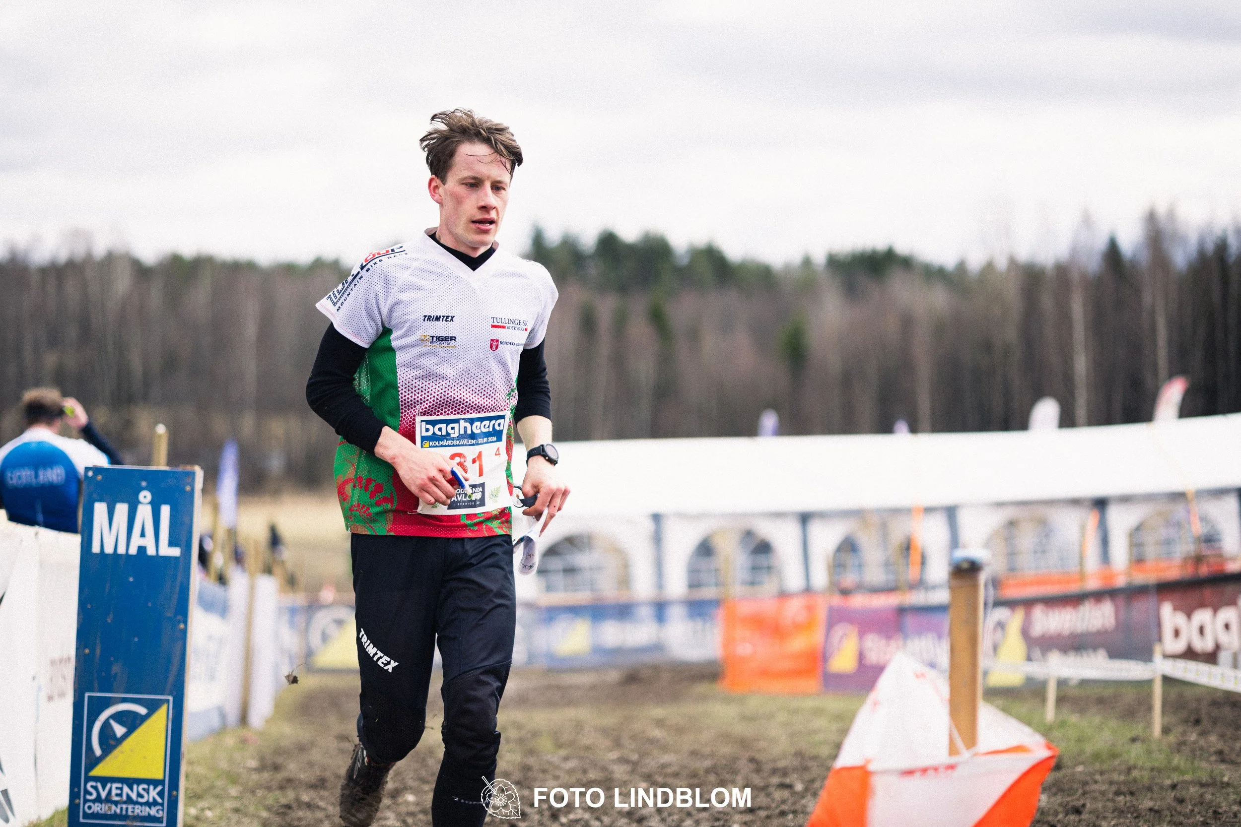 A photo from a relay orienteering competition in Kolmården during the 2026 Stafettligan season, captured by Foto Lindblom.