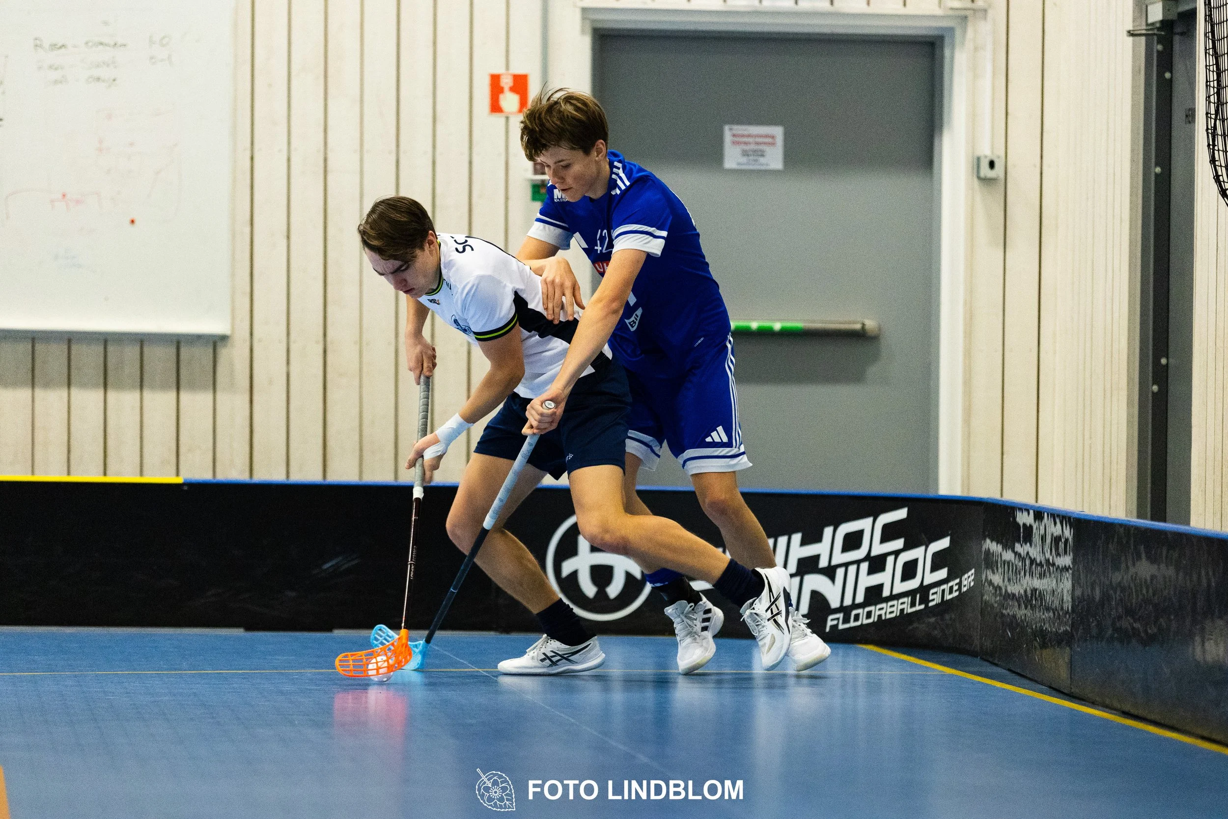 Images of people playing floorball wearing Värmdö IF and FBC Sollentuna team gear. 