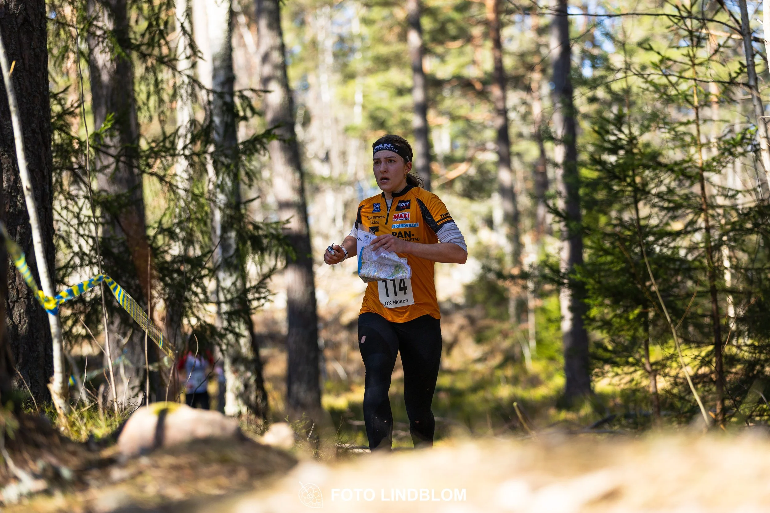 Team relay action at Måsenstafetten 2026, an orienteering competition in forest terrain, photographed by Foto Lindblom.