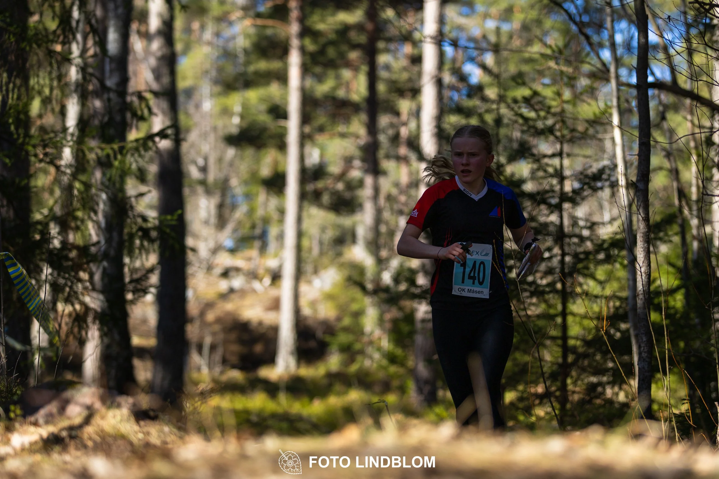 Photo of competitors during the Måsenstafetten 2026 team relay, taken in a wooded landscape by Foto Lindblom.
