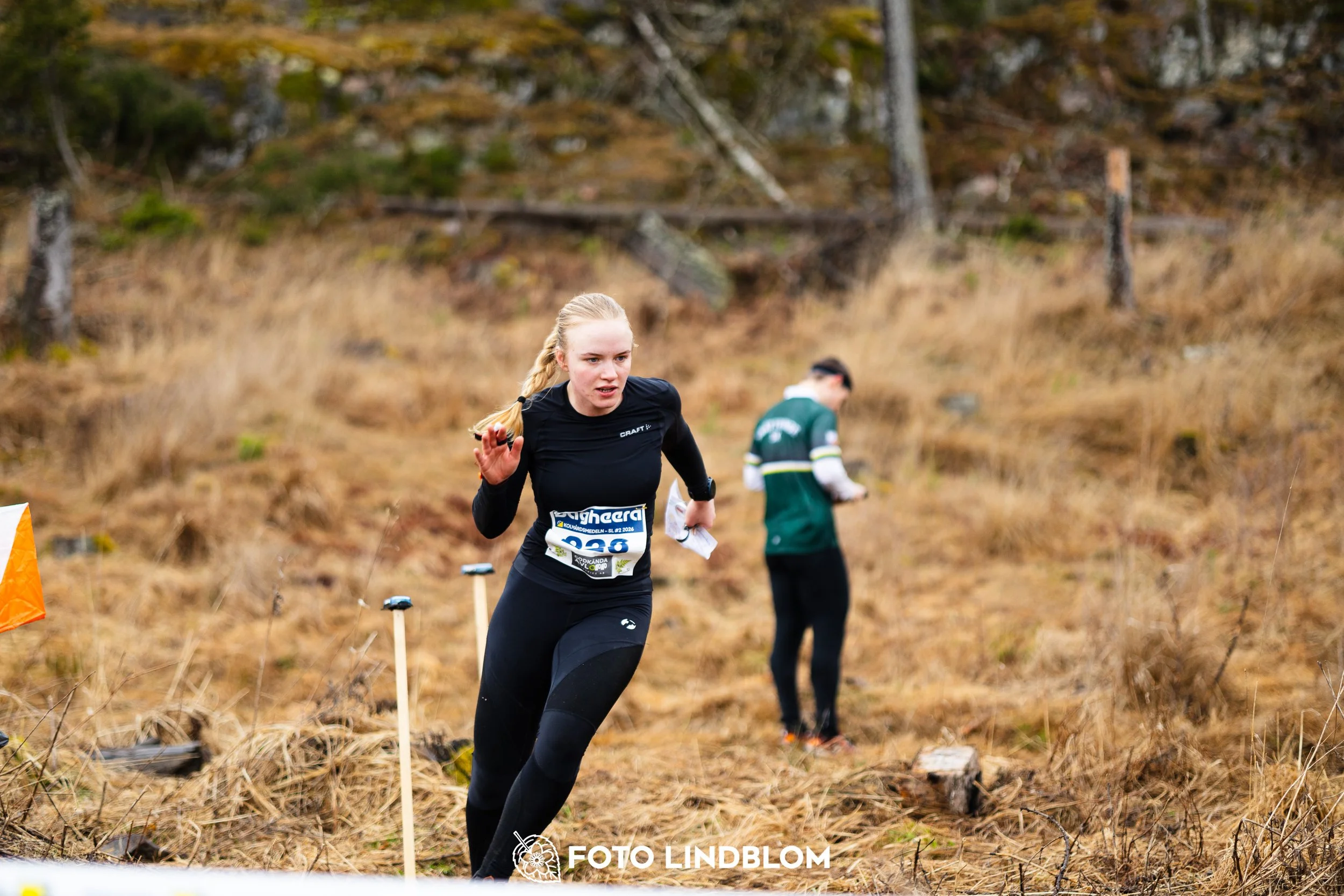 A moment from a middle distance orienteering race in Kolmården during the Swedish League 2026, captured by Foto Lindblom.