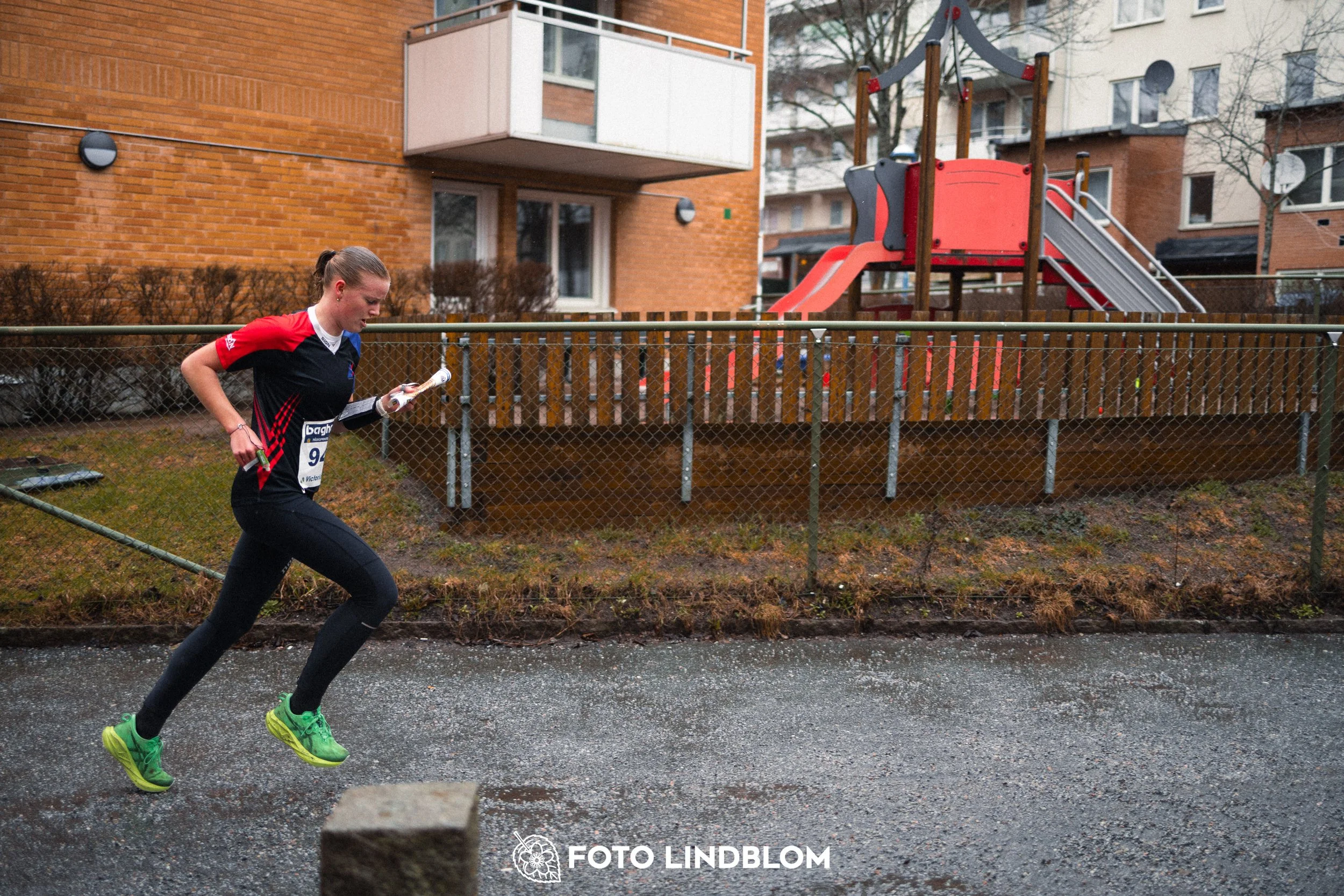 A scene from the opening Swedish League orienteering event of 2026 held in Rinkeby, showing Filippa Hjerne, captured by Foto Lindblom.