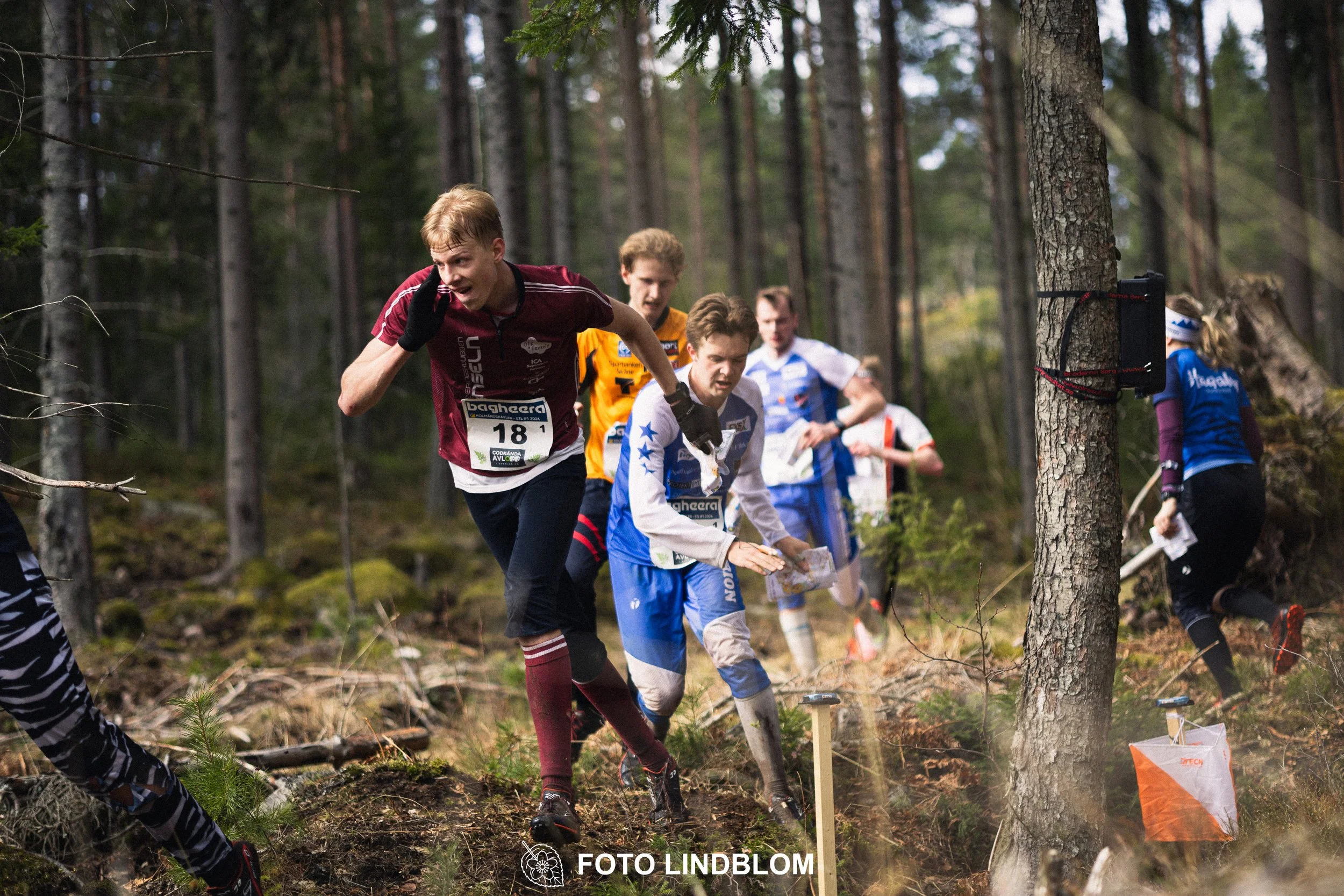 A photo from a relay race in Kolmården during the Swedish orienteering season 2026, captured by Foto Lindblom.