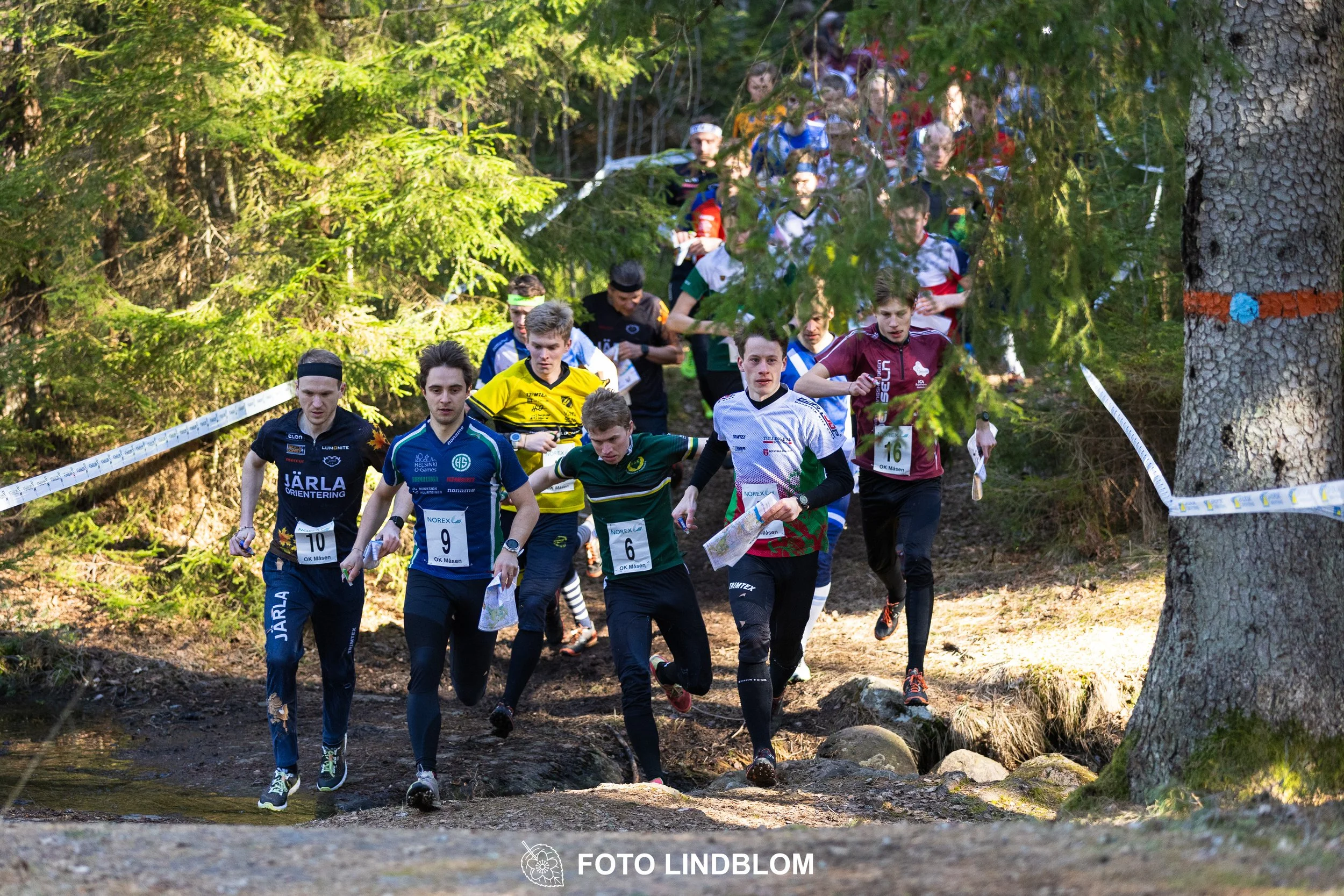 A photo from the men's start from the 2026  Måsenstafetten orienteering relay in Sweden, captured by Foto Lindblom.