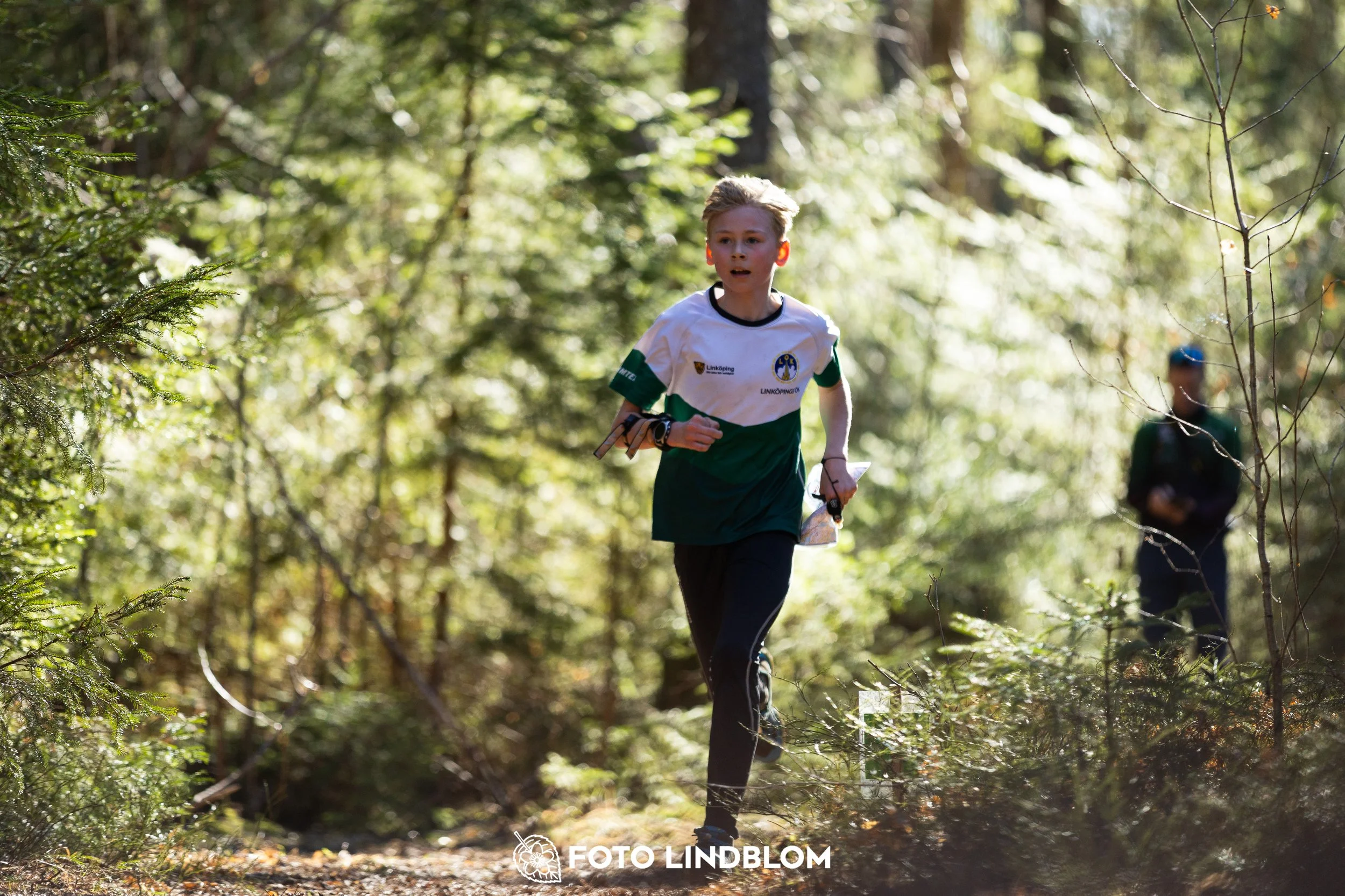 An image from Nyköpingsorienteringen 2026 featuring orienteers in a wooded landscape, shot by Foto Lindblom.