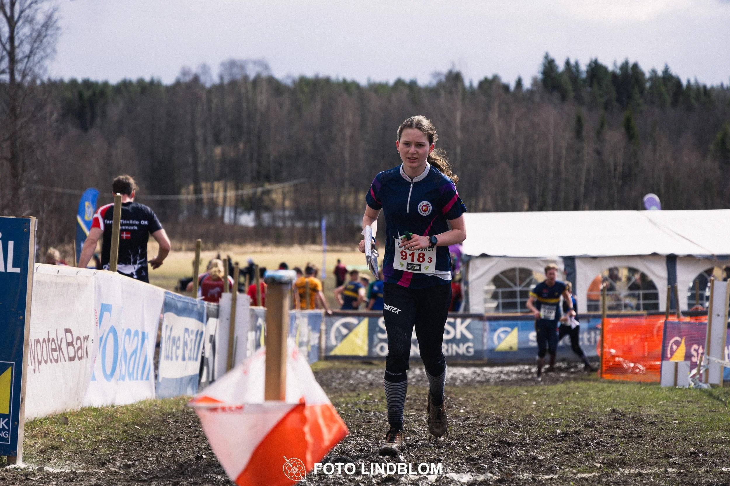 A scene from Kolmårdskavlen, the opening stage of the Swedish relay league 2026, captured by Foto Lindblom.