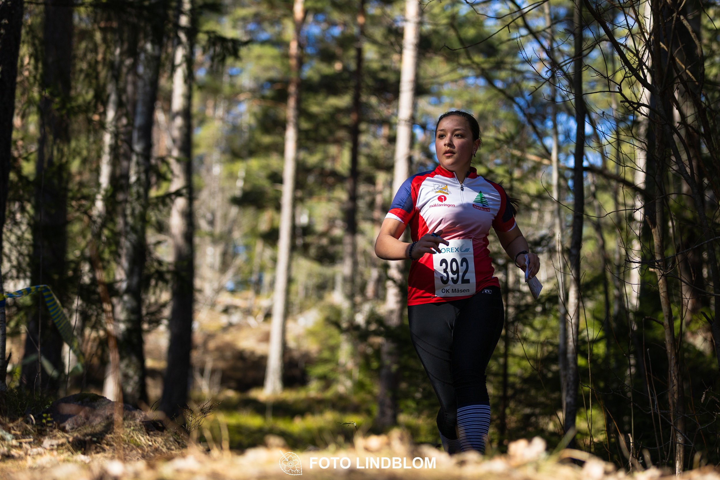 Orienteering relay race at Måsenstafetten 2026, featuring club teams navigating with map and compass, captured by Foto Lindblom.