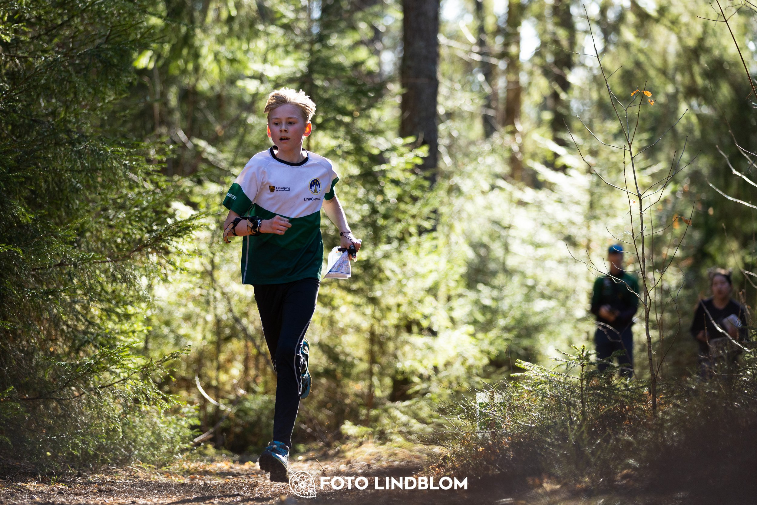 Photo of participants during the 2026 Nyköpingsorienteringen event in Sweden, taken in forest terrain by Foto Lindblom.