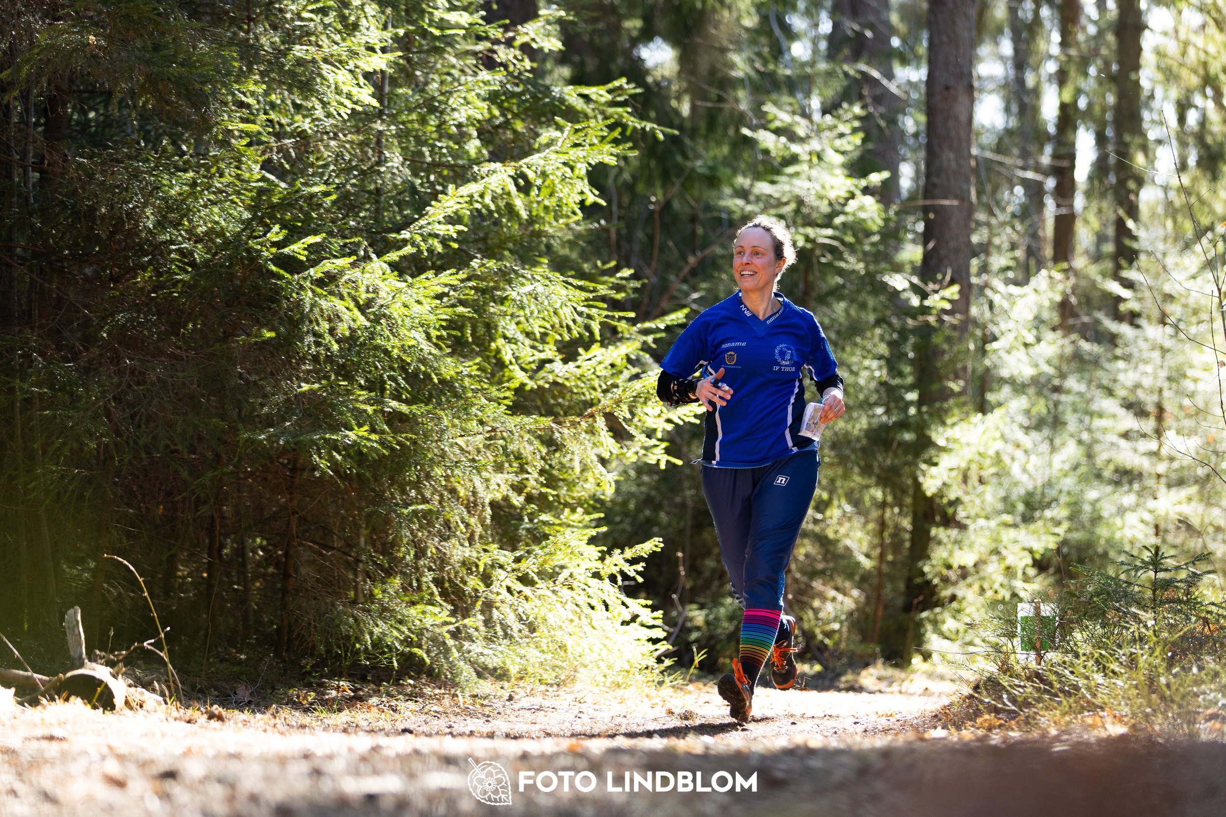 A photo from the 2026 Nyköpingsorienteringen orienteering event in a Swedish forest, captured by Foto Lindblom.