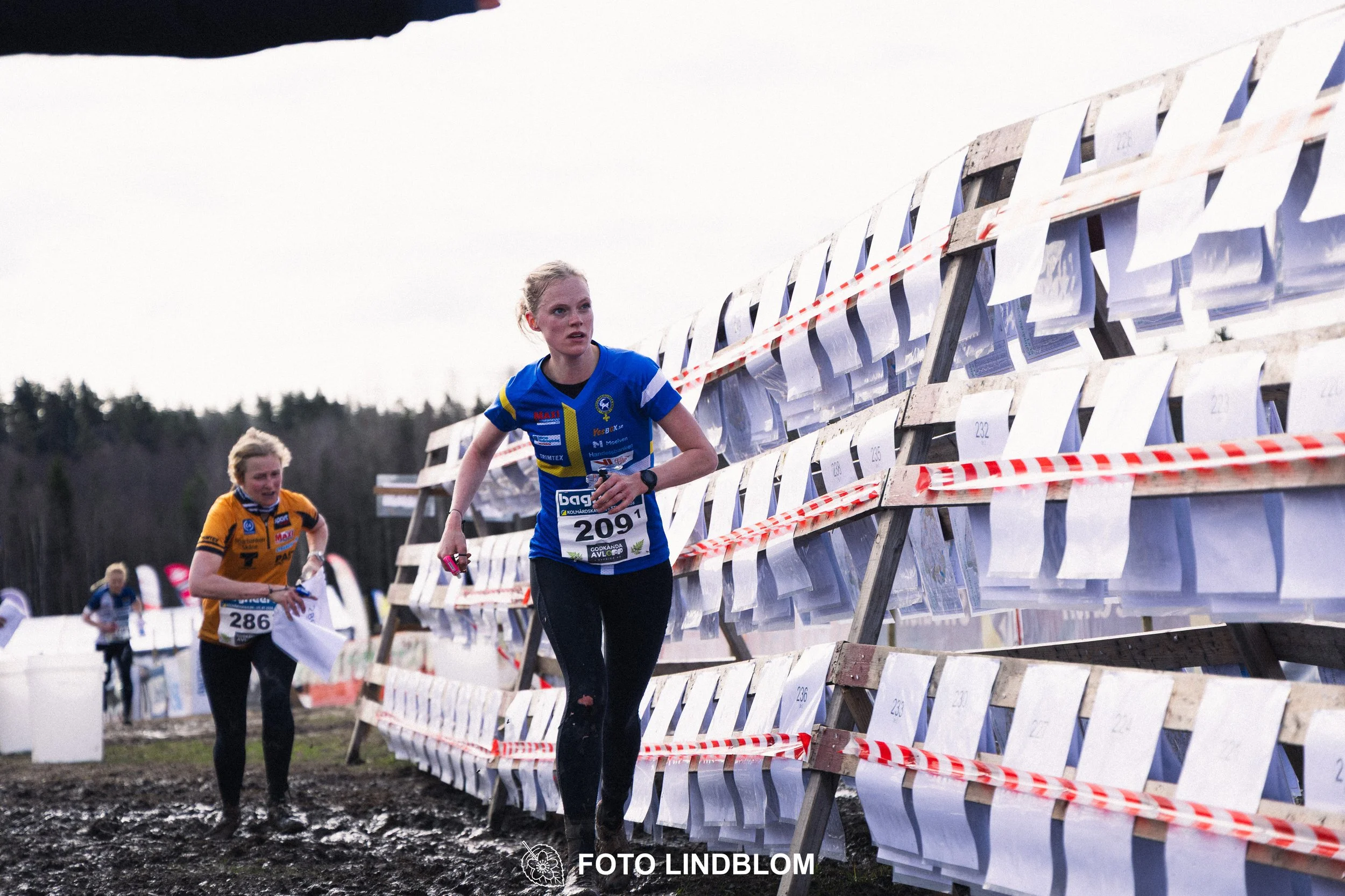 A scene from Kolmårdskavlen, the opening stage of the Swedish relay league 2026, captured by Foto Lindblom.