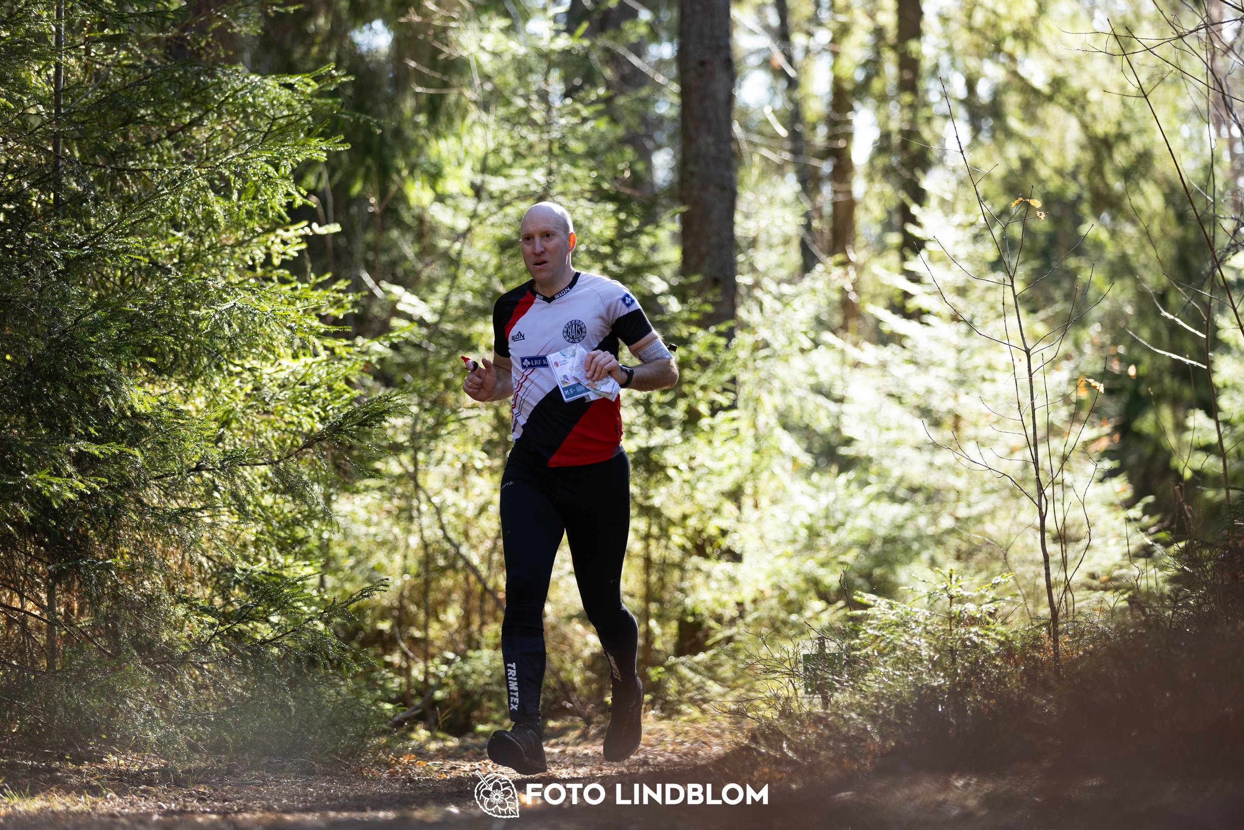 Photo of participants during the 2026 Nyköpingsorienteringen event in Sweden, taken in forest terrain by Foto Lindblom.