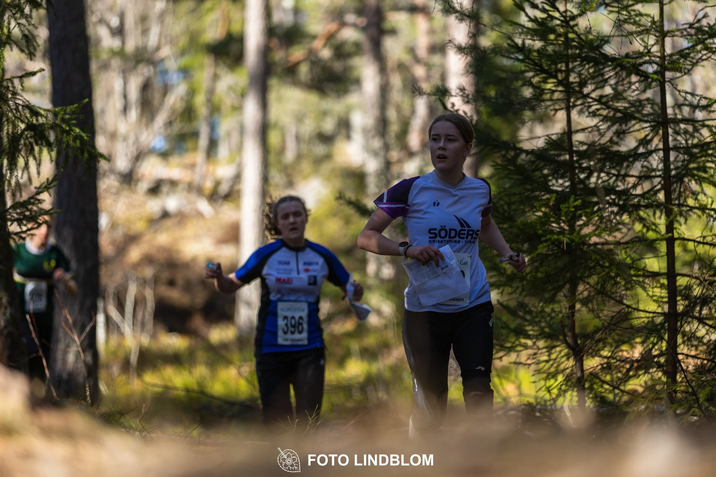 Photo of competitors during the Måsenstafetten 2026 team relay, taken in a wooded landscape by Foto Lindblom.