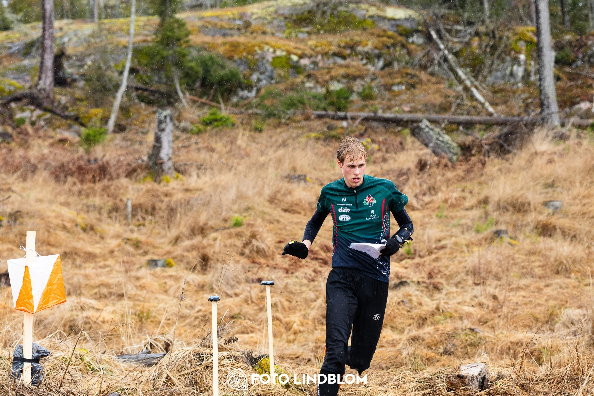 A scene from the Swedish League orienteering competition in Kolmården spring 2026, captured by Foto Lindblom.