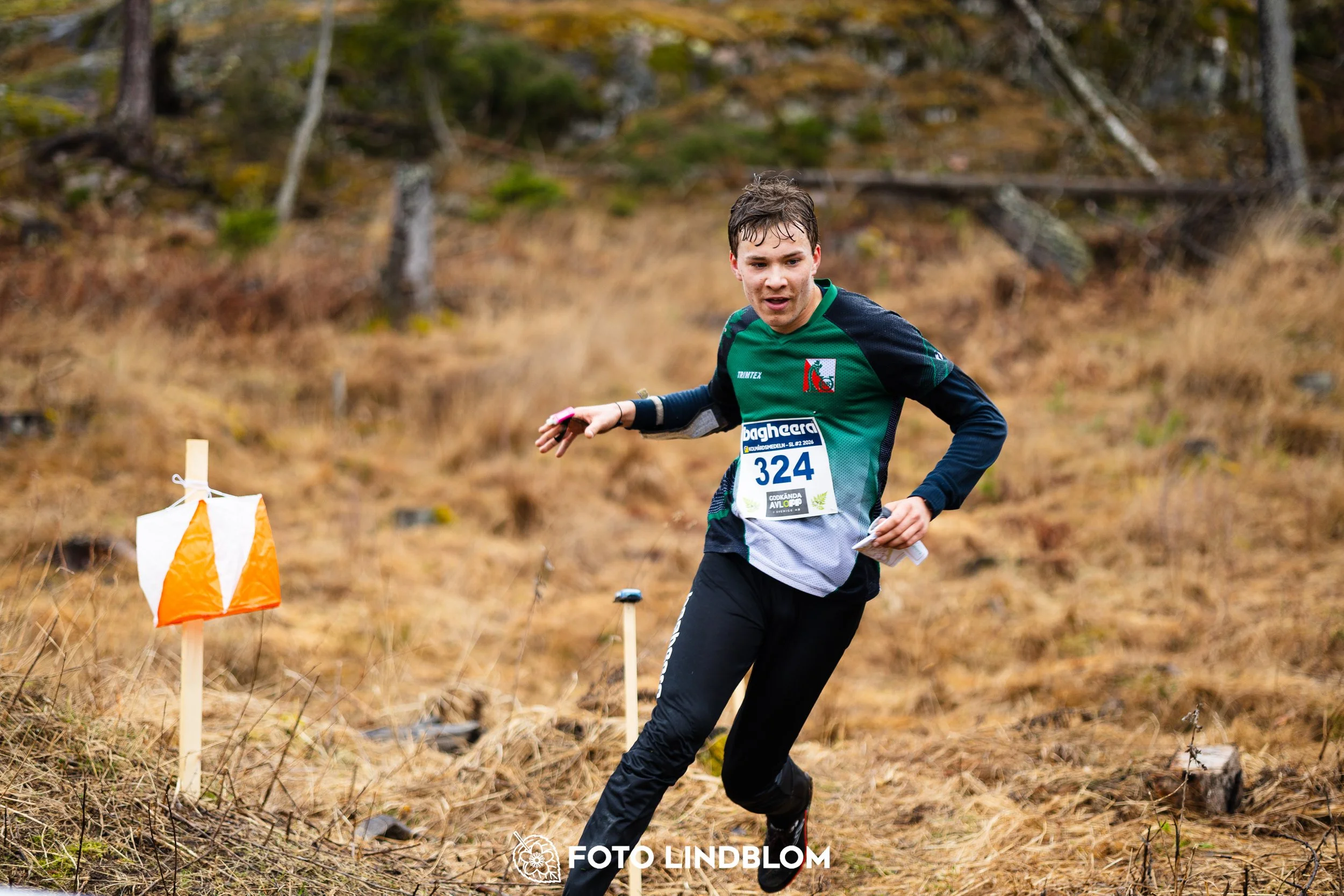 A moment from the 2026 Swedish League middle distance orienteering event in Kolmården, captured by Foto Lindblom.