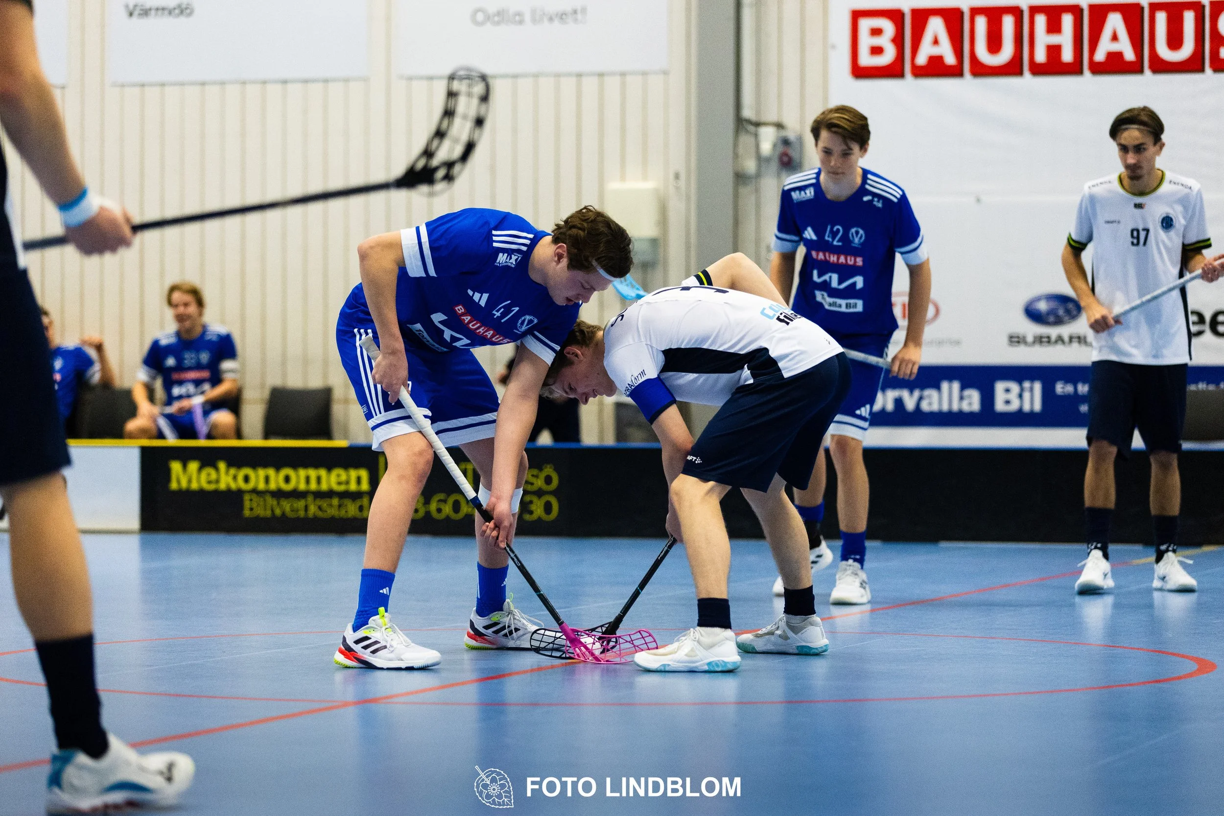 Images of people playing floorball wearing Värmdö IF and FBC Sollentuna team gear. 