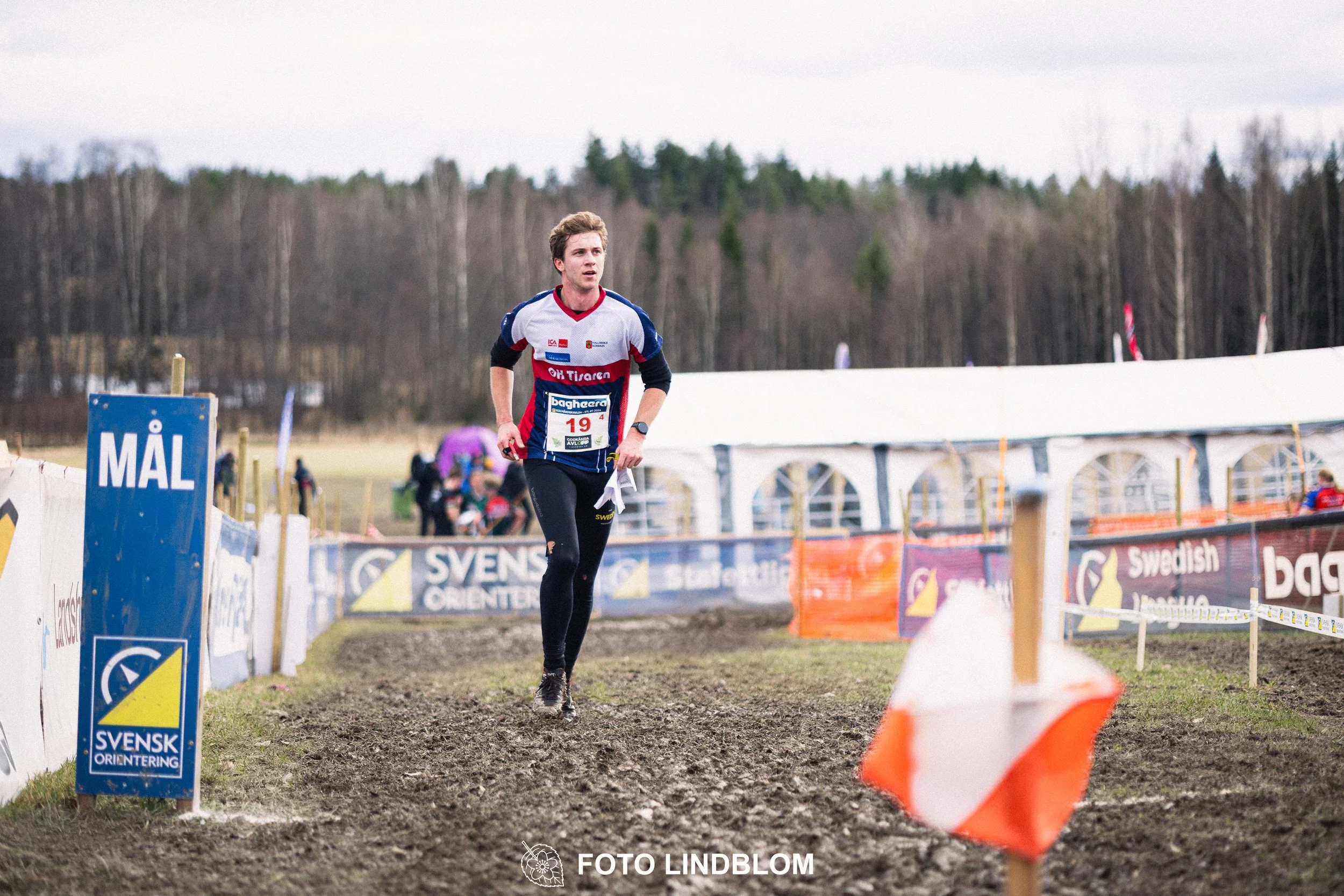 A photo from a relay race in Kolmården during the Swedish orienteering season 2026, captured by Foto Lindblom.